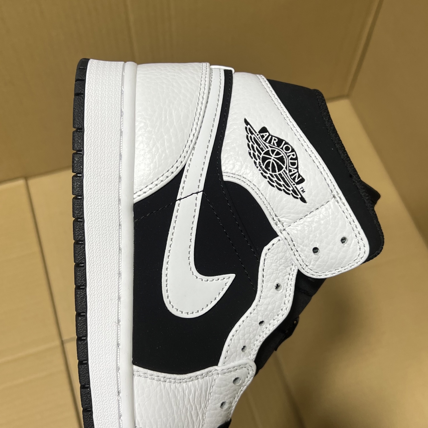 新DT版AJ1中帮出货！
尺码:35.5-46全码出货！
原厂原班人马全新工艺！品质升级，加质不加价！市售最强aj1中帮！天花板品质！市面唯一正确版本 全鞋正品原材料！
编码BC215847！