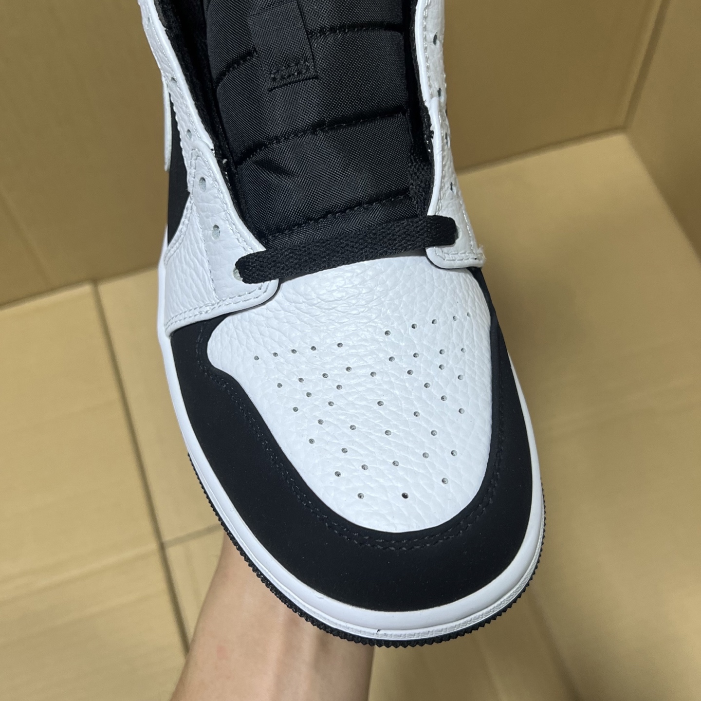 新DT版AJ1中帮出货！
尺码:35.5-46全码出货！
原厂原班人马全新工艺！品质升级，加质不加价！市售最强aj1中帮！天花板品质！市面唯一正确版本 全鞋正品原材料！
编码BC215847！