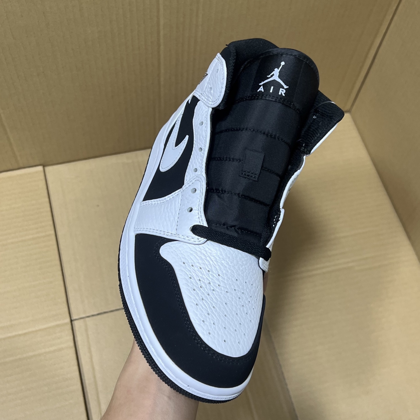 新DT版AJ1中帮出货！
尺码:35.5-46全码出货！
原厂原班人马全新工艺！品质升级，加质不加价！市售最强aj1中帮！天花板品质！市面唯一正确版本 全鞋正品原材料！
编码BC215847！