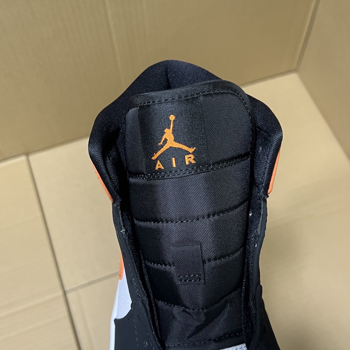 新DT版AJ1中帮出货！
尺码:35.5-46全码出货！
原厂原班人马全新工艺！品质升级，加质不加价！市售最强aj1中帮！天花板品质！市面唯一正确版本 全鞋正品原材料！
编码BC215847！