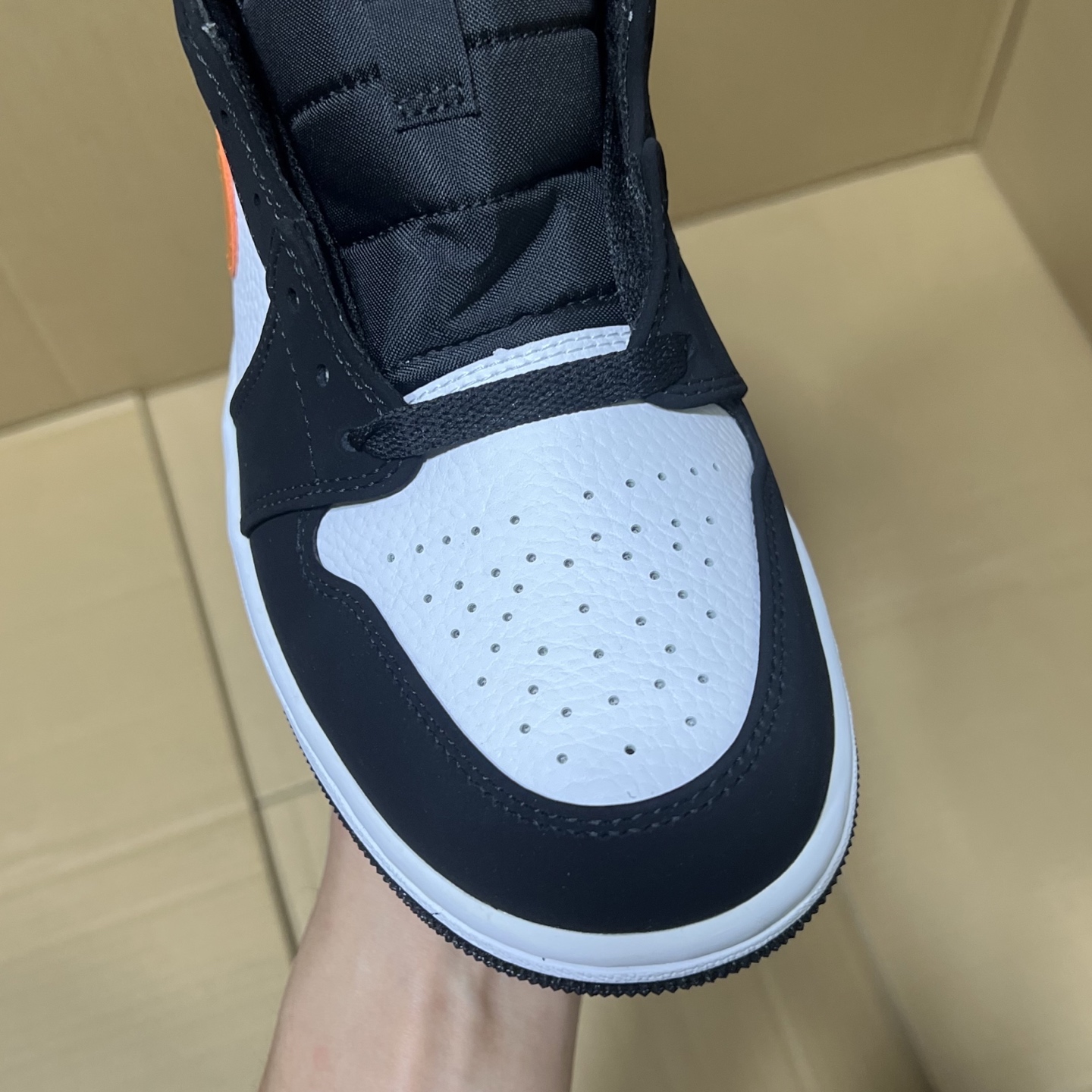 新DT版AJ1中帮出货！
尺码:35.5-46全码出货！
原厂原班人马全新工艺！品质升级，加质不加价！市售最强aj1中帮！天花板品质！市面唯一正确版本 全鞋正品原材料！
编码BC215847！