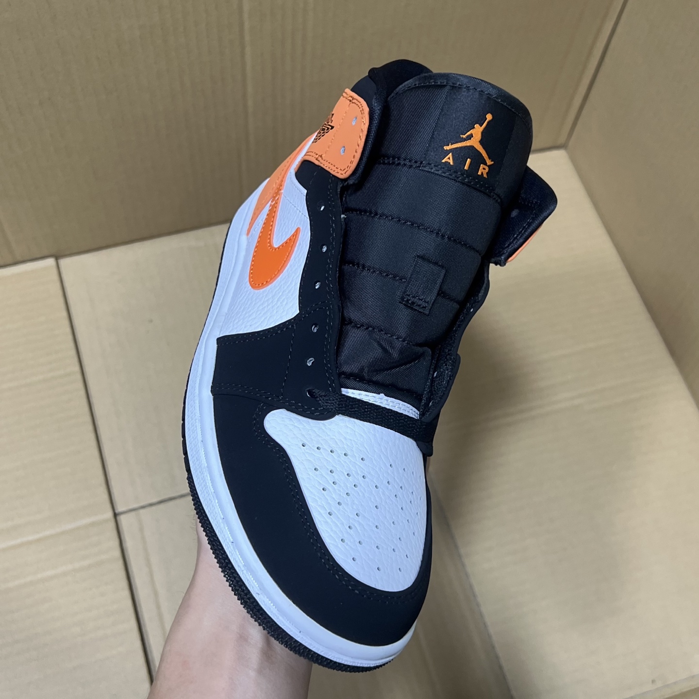 新DT版AJ1中帮出货！
尺码:35.5-46全码出货！
原厂原班人马全新工艺！品质升级，加质不加价！市售最强aj1中帮！天花板品质！市面唯一正确版本 全鞋正品原材料！
编码BC215847！