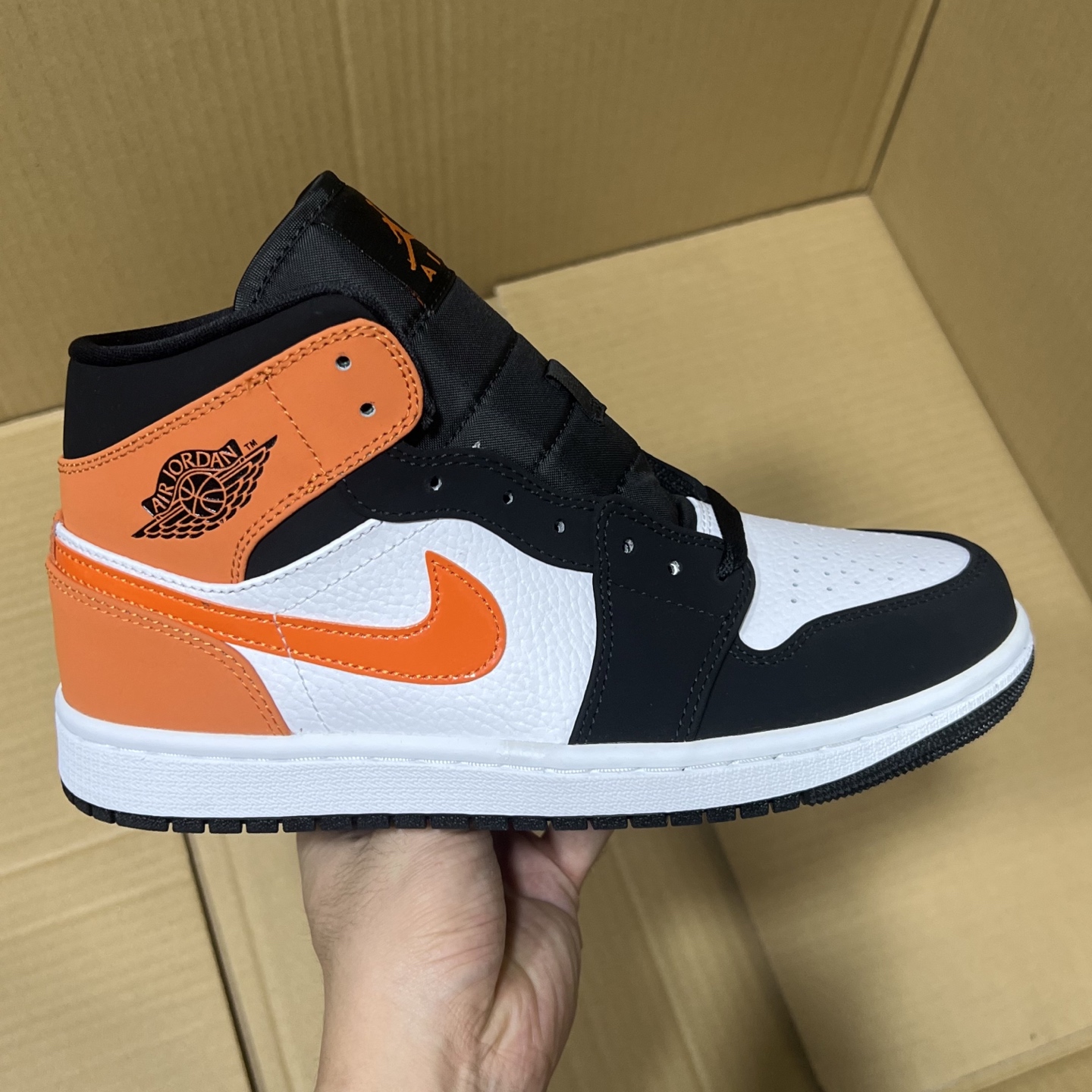 新DT版AJ1中帮出货！
尺码:35.5-46全码出货！
原厂原班人马全新工艺！品质升级，加质不加价！市售最强aj1中帮！天花板品质！市面唯一正确版本 全鞋正品原材料！
编码BC215847！