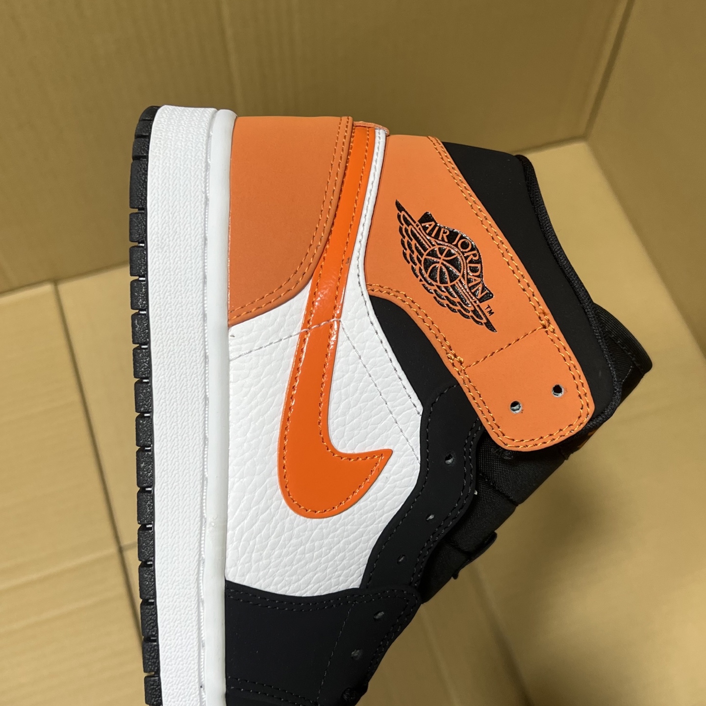 新DT版AJ1中帮出货！
尺码:35.5-46全码出货！
原厂原班人马全新工艺！品质升级，加质不加价！市售最强aj1中帮！天花板品质！市面唯一正确版本 全鞋正品原材料！
编码BC215847！