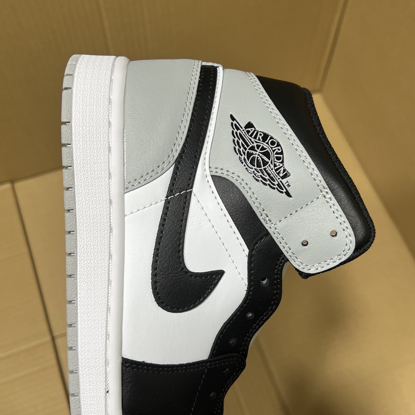 新DT版AJ1中帮出货！
尺码:35.5-46全码出货！
原厂原班人马全新工艺！品质升级，加质不加价！市售最强aj1中帮！天花板品质！市面唯一正确版本 全鞋正品原材料！
编码BC215847！