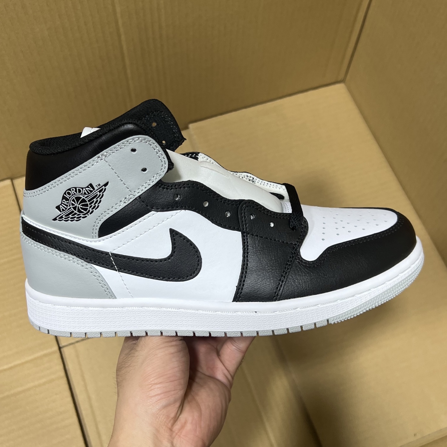 新DT版AJ1中帮出货！
尺码:35.5-46全码出货！
原厂原班人马全新工艺！品质升级，加质不加价！市售最强aj1中帮！天花板品质！市面唯一正确版本 全鞋正品原材料！
编码BC215847！