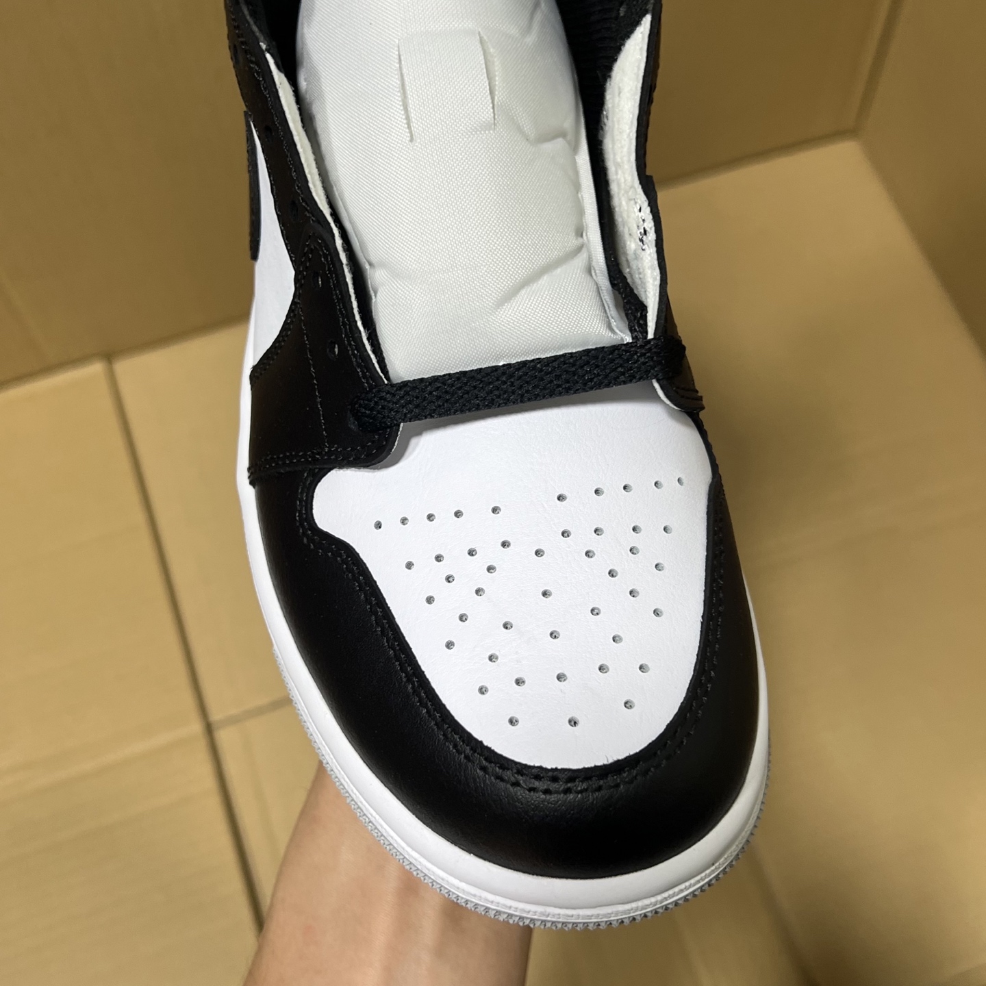 新DT版AJ1中帮出货！
尺码:35.5-46全码出货！
原厂原班人马全新工艺！品质升级，加质不加价！市售最强aj1中帮！天花板品质！市面唯一正确版本 全鞋正品原材料！
编码BC215847！