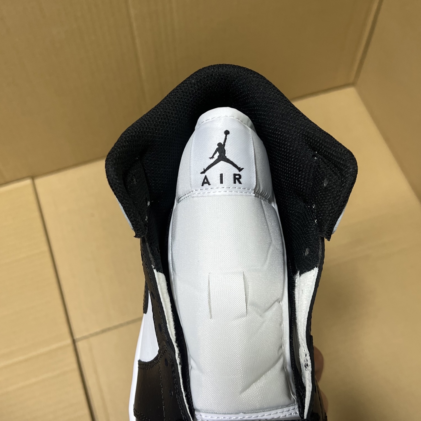 新DT版AJ1中帮出货！
尺码:35.5-46全码出货！
原厂原班人马全新工艺！品质升级，加质不加价！市售最强aj1中帮！天花板品质！市面唯一正确版本 全鞋正品原材料！
编码BC215847！