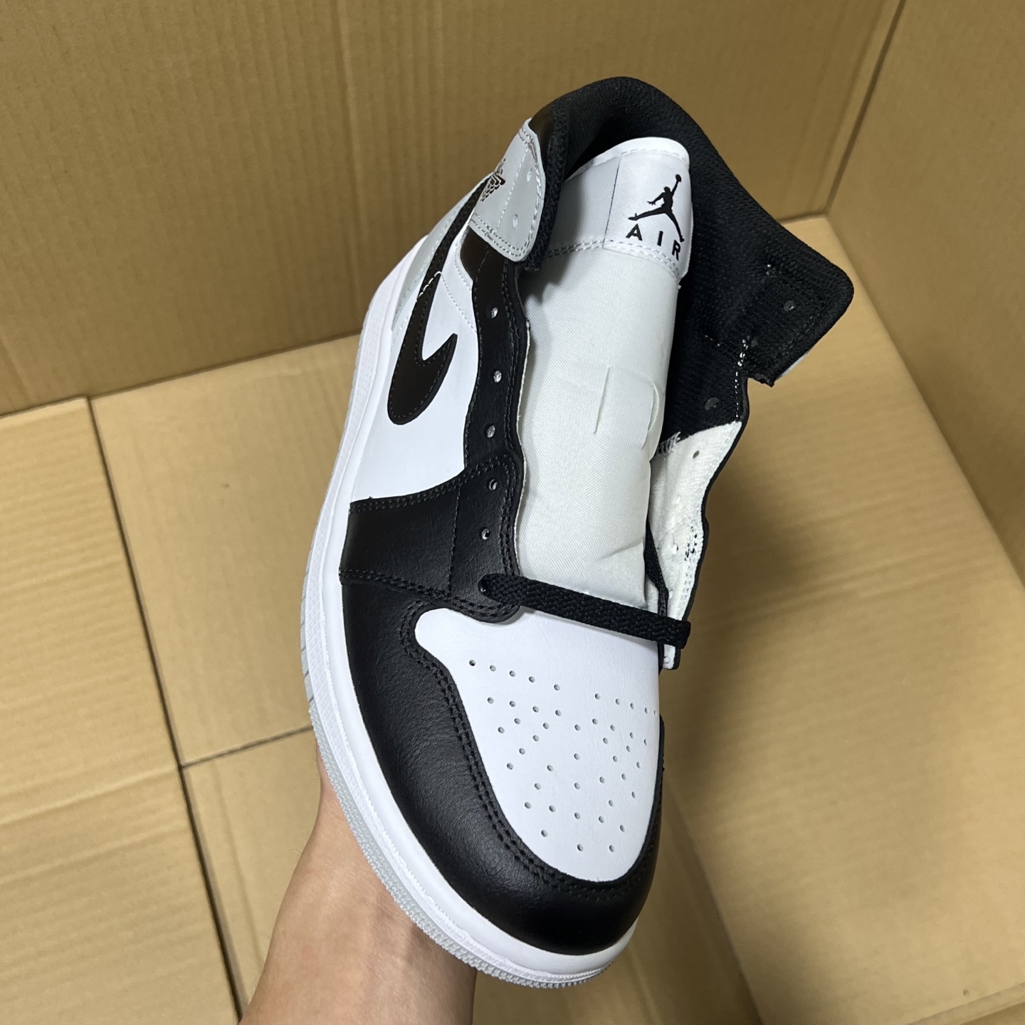 新DT版AJ1中帮出货！
尺码:35.5-46全码出货！
原厂原班人马全新工艺！品质升级，加质不加价！市售最强aj1中帮！天花板品质！市面唯一正确版本 全鞋正品原材料！
编码BC215847！