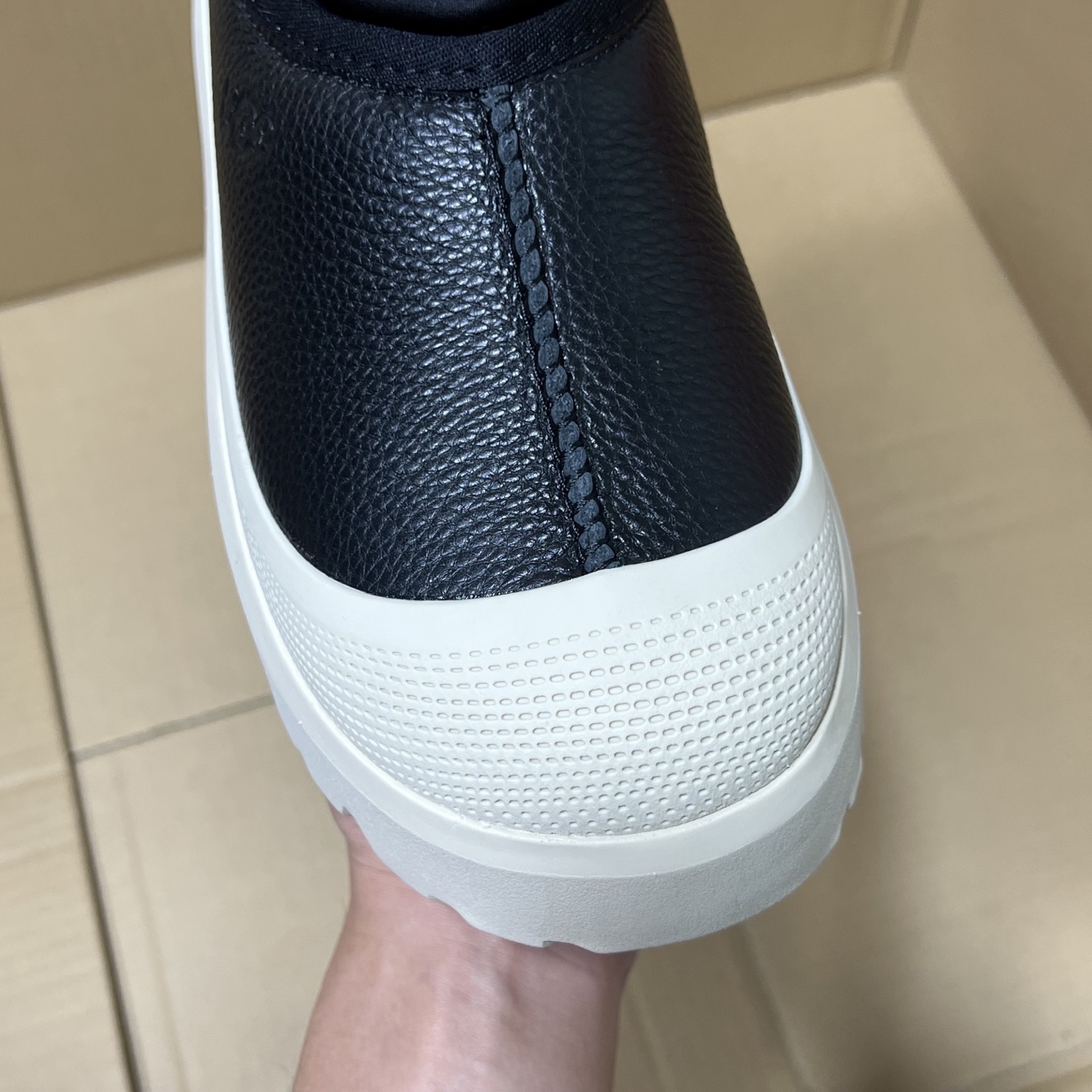 GX充正版UGG新配色!
尺码35-45,全码输出!真正羊皮毛一体 市售最高版本!材料 细节 绝对是目前市场最顶的版本,没有之一!嘎嘎冲了!