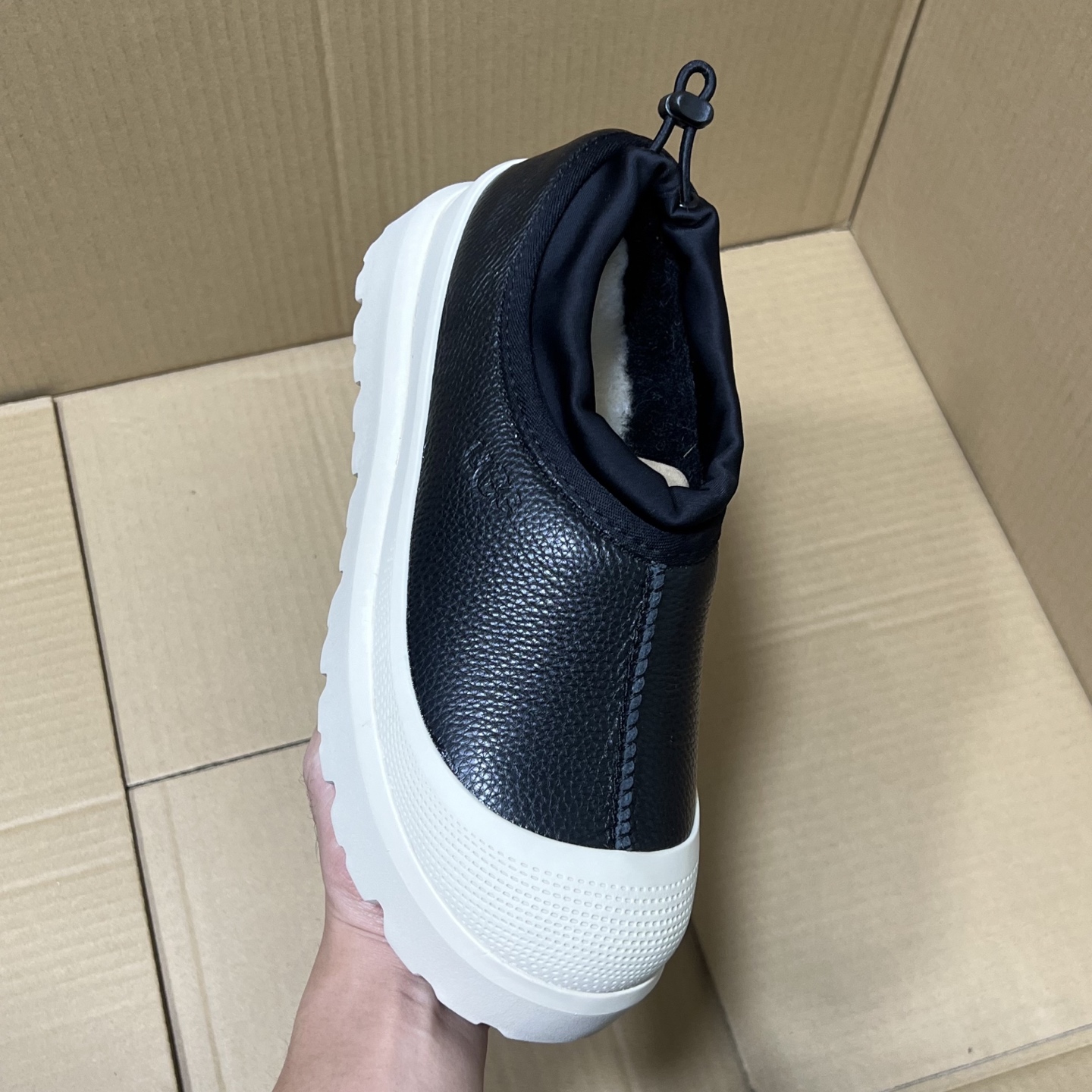 GX充正版UGG新配色!
尺码35-45,全码输出!真正羊皮毛一体 市售最高版本!材料 细节 绝对是目前市场最顶的版本,没有之一!嘎嘎冲了!