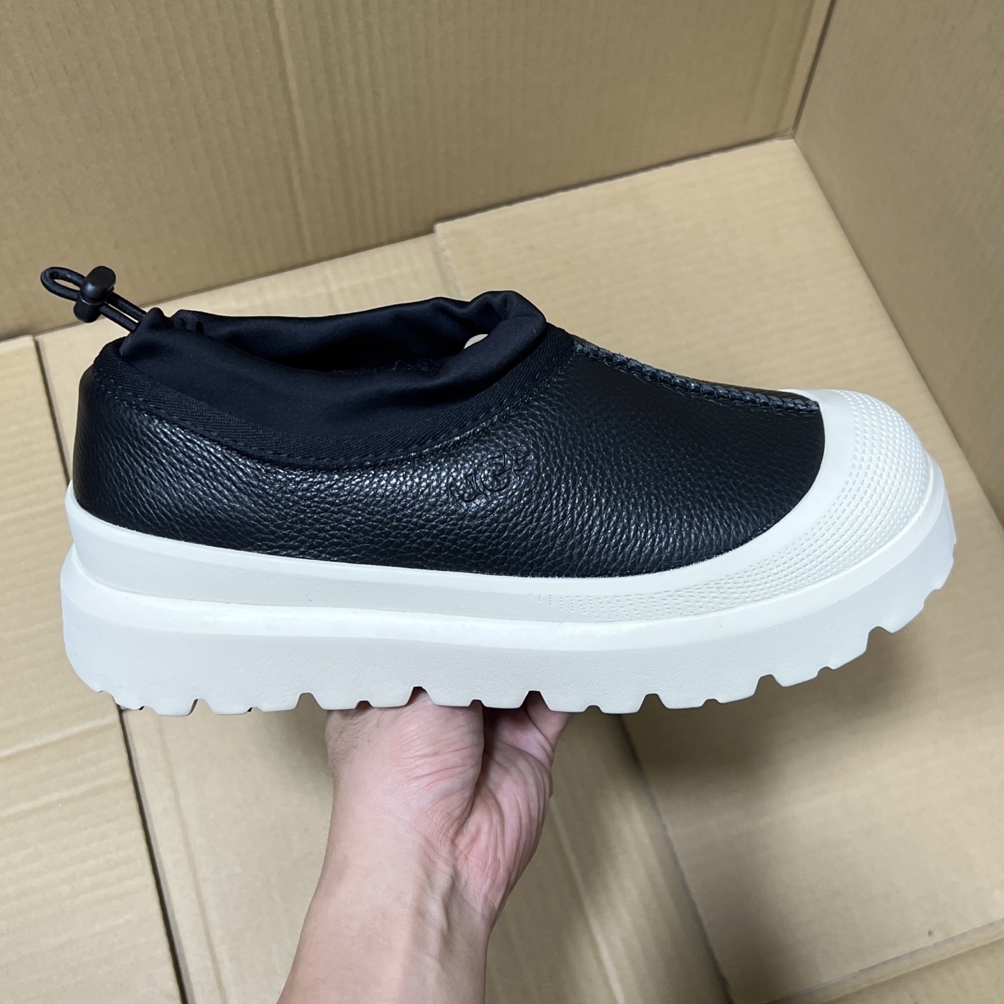 GX充正版UGG新配色!
尺码35-45,全码输出!真正羊皮毛一体 市售最高版本!材料 细节 绝对是目前市场最顶的版本,没有之一!嘎嘎冲了!