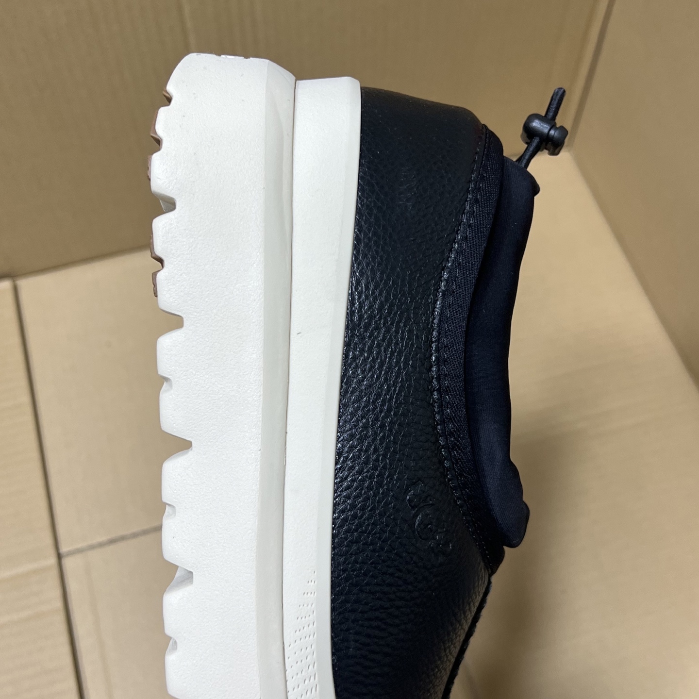 GX充正版UGG新配色!
尺码35-45,全码输出!真正羊皮毛一体 市售最高版本!材料 细节 绝对是目前市场最顶的版本,没有之一!嘎嘎冲了!