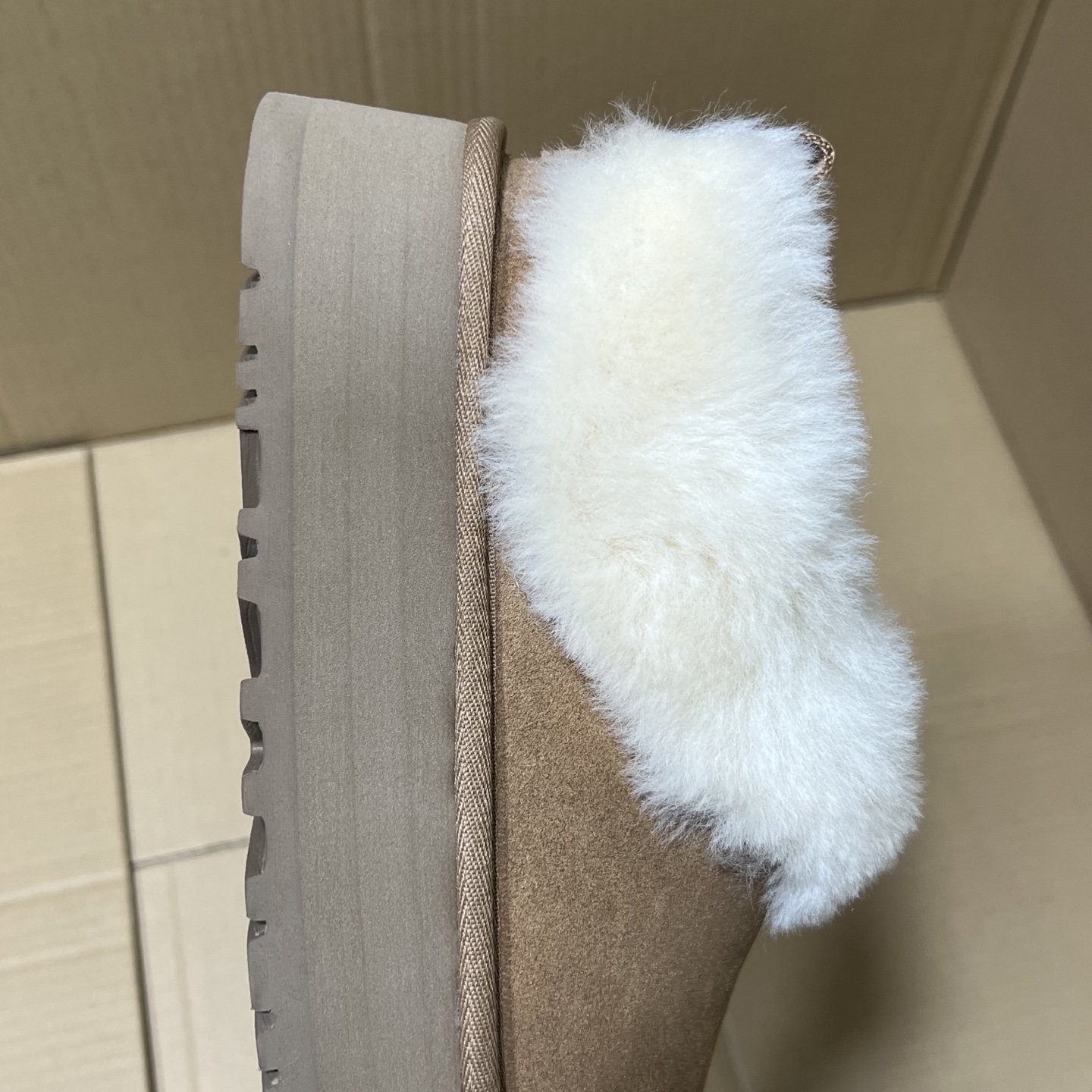 GX充正版UGG新配色!
尺码35-45,全码输出!真正羊皮毛一体 市售最高版本!材料 细节 绝对是目前市场最顶的版本,没有之一!嘎嘎冲了!