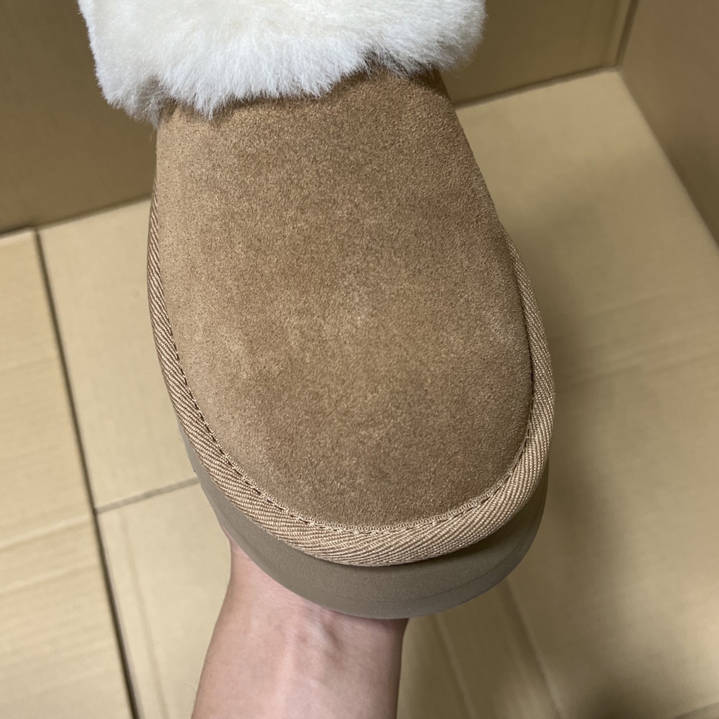 GX充正版UGG新配色!
尺码35-45,全码输出!真正羊皮毛一体 市售最高版本!材料 细节 绝对是目前市场最顶的版本,没有之一!嘎嘎冲了!