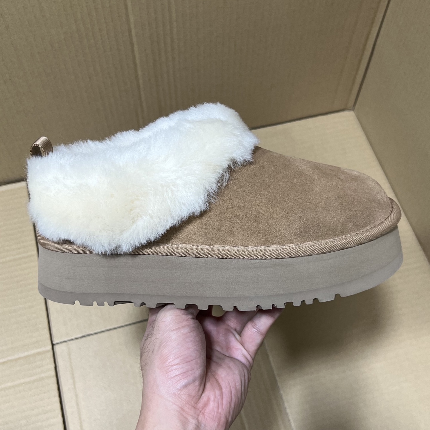 GX充正版UGG新配色!
尺码35-45,全码输出!真正羊皮毛一体 市售最高版本!材料 细节 绝对是目前市场最顶的版本,没有之一!嘎嘎冲了!