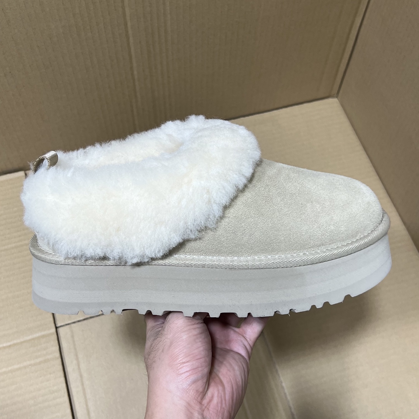 GX充正版UGG新配色!
尺码35-45,全码输出!真正羊皮毛一体 市售最高版本!材料 细节 绝对是目前市场最顶的版本,没有之一!嘎嘎冲了!