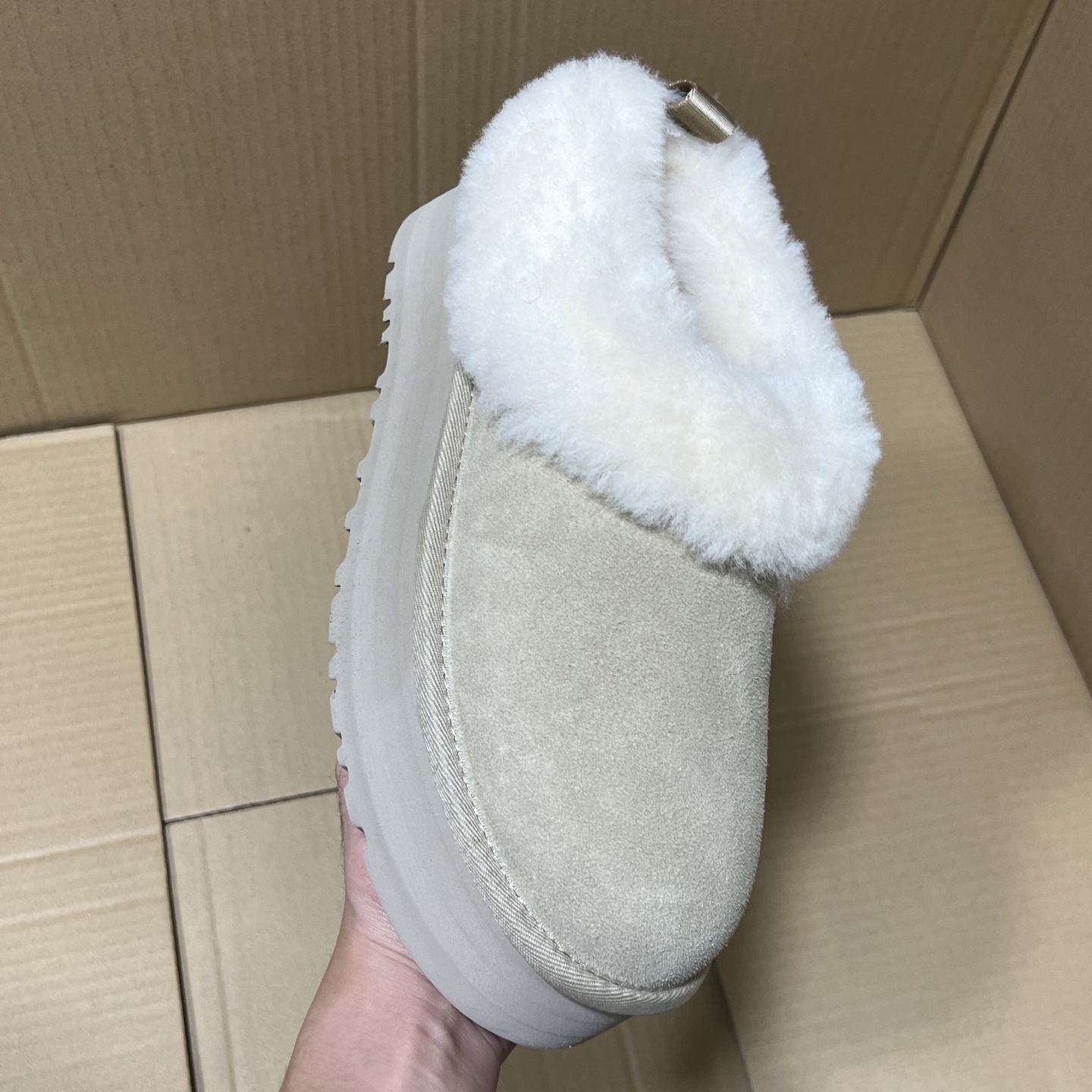 GX充正版UGG新配色!
尺码35-45,全码输出!真正羊皮毛一体 市售最高版本!材料 细节 绝对是目前市场最顶的版本,没有之一!嘎嘎冲了!