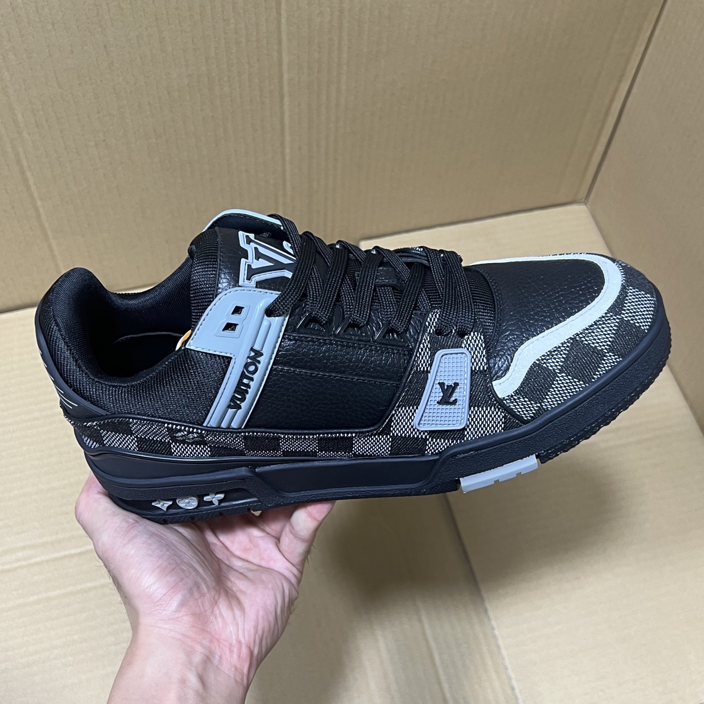 合集＃特价💰330  
BC原厂LV trainer福利套现！
尺码35-45，全码输出！
原外贸出口冲正特供订单！基本不流通市场的硬通货，原400+版本，长期福利套现！