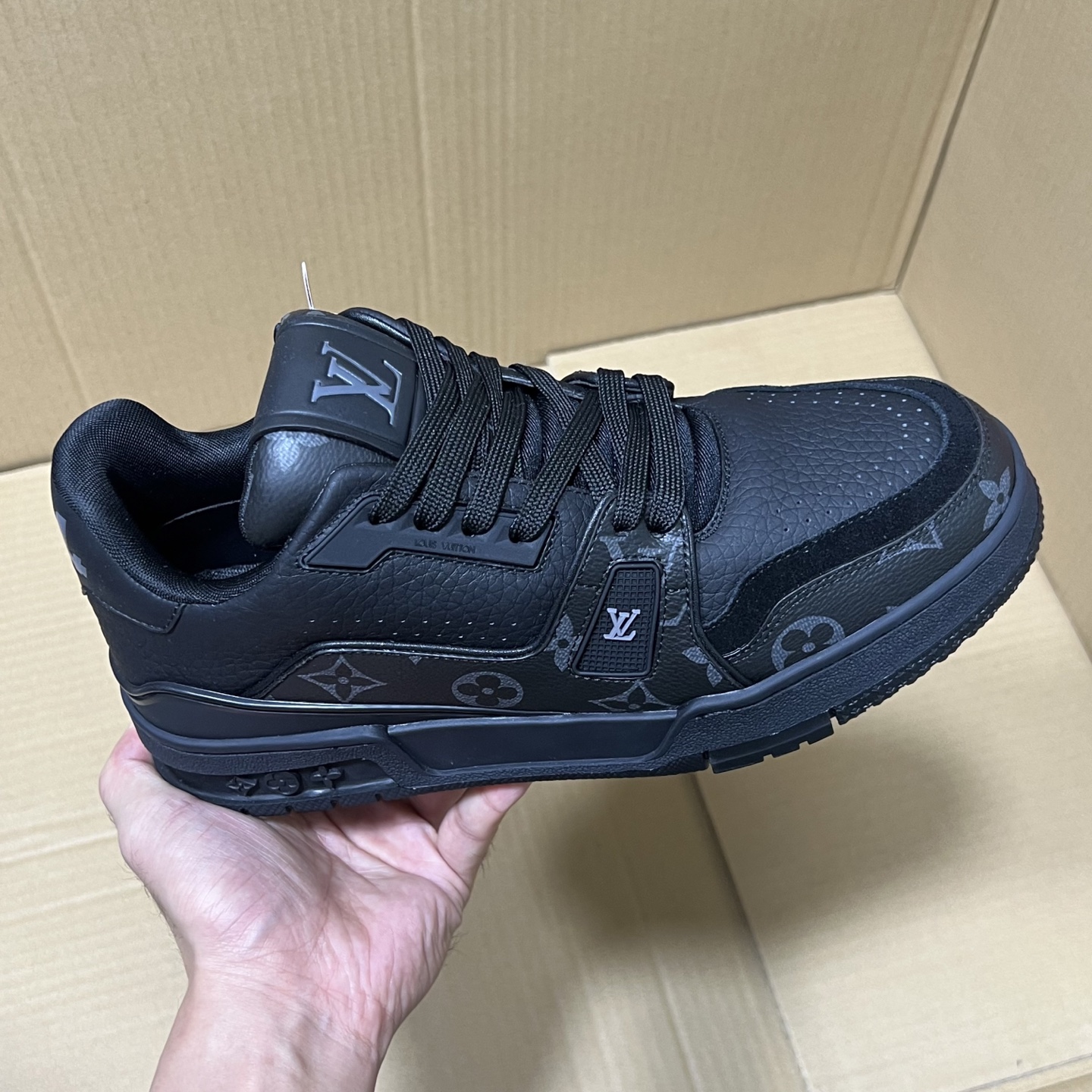 合集＃特价💰330  
BC原厂LV trainer福利套现！
尺码35-45，全码输出！
原外贸出口冲正特供订单！基本不流通市场的硬通货，原400+版本，长期福利套现！