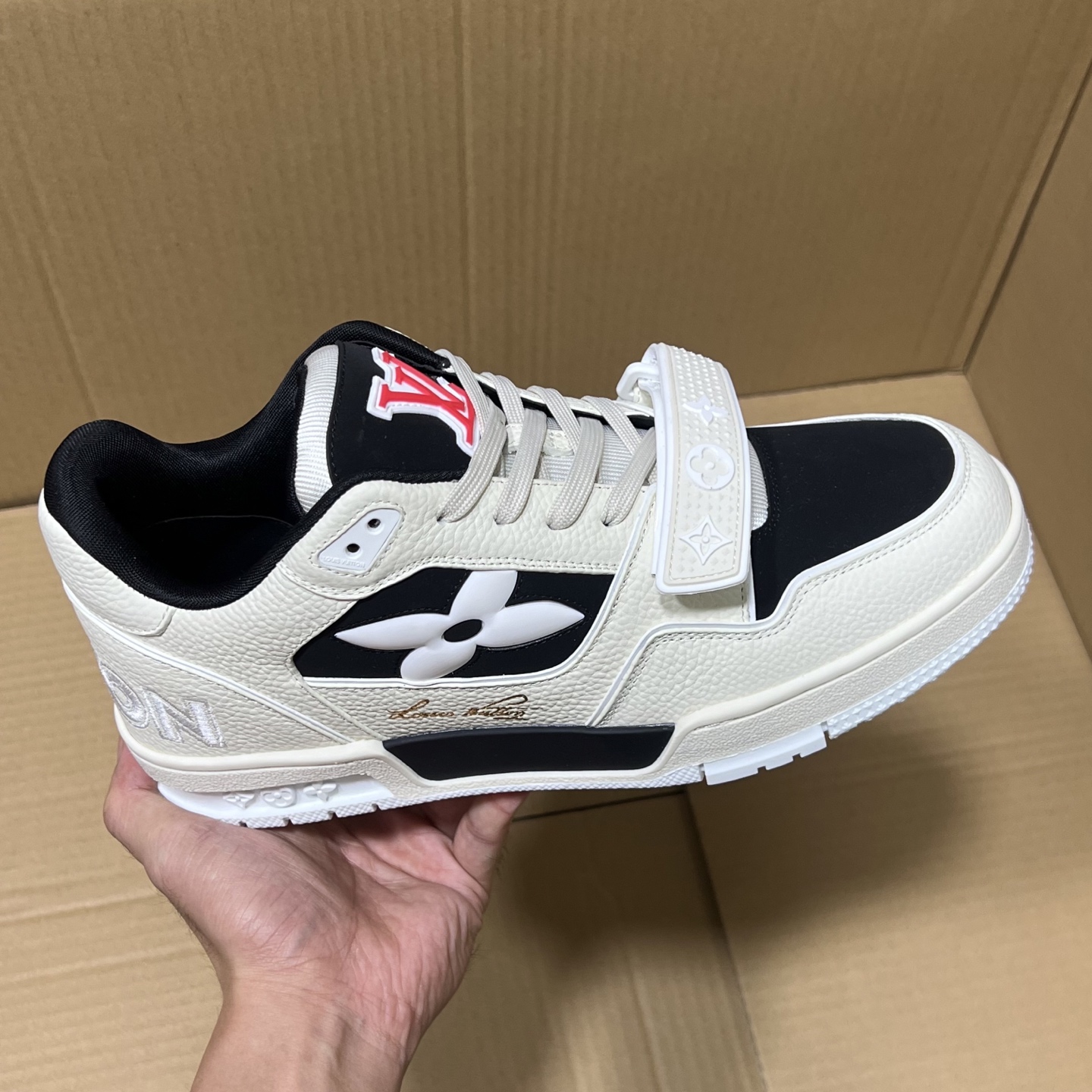 合集＃特价💰330  
BC原厂LV trainer福利套现！
尺码35-45，全码输出！
原外贸出口冲正特供订单！基本不流通市场的硬通货，原400+版本，长期福利套现！