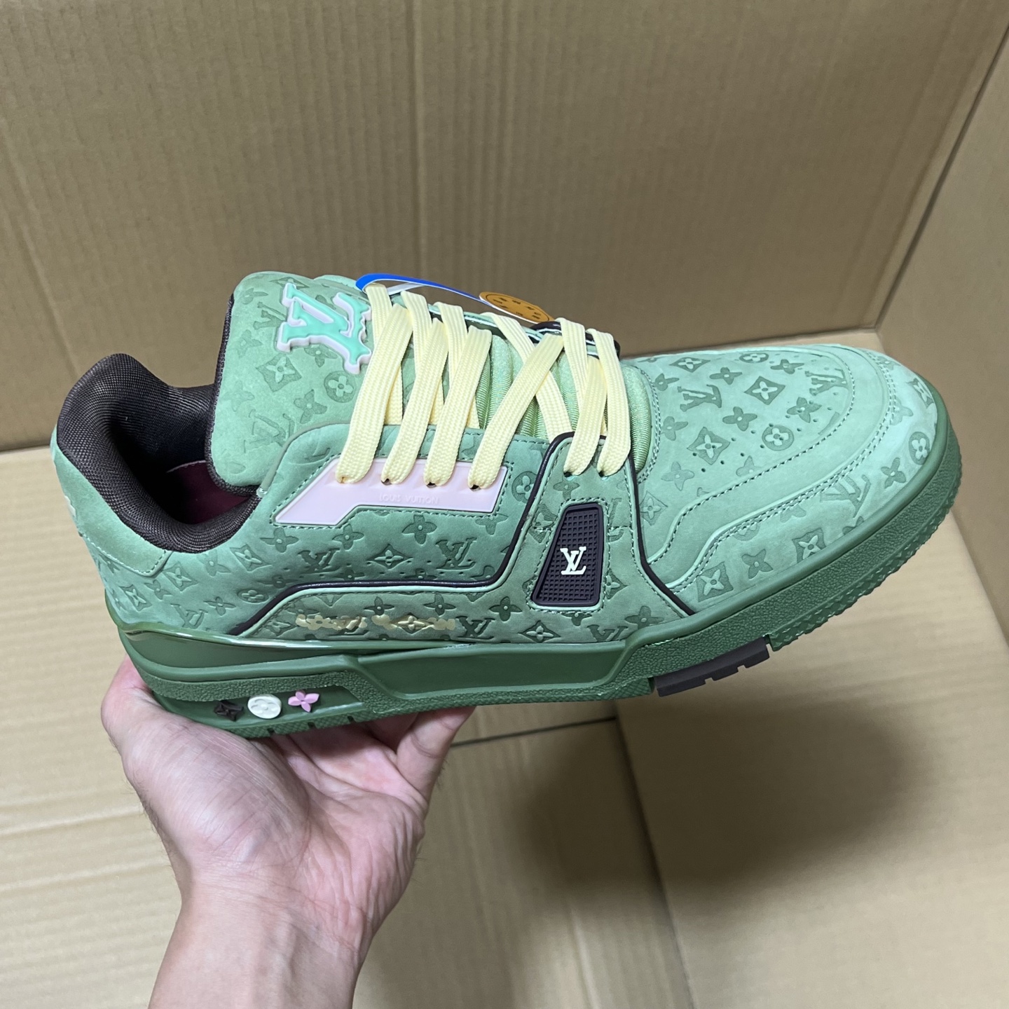 合集＃特价💰330  
BC原厂LV trainer福利套现！
尺码35-45，全码输出！
原外贸出口冲正特供订单！基本不流通市场的硬通货，原400+版本，长期福利套现！