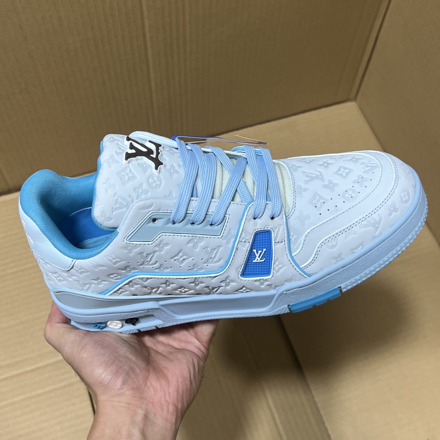 合集＃特价💰330  
BC原厂LV trainer福利套现！
尺码35-45，全码输出！
原外贸出口冲正特供订单！基本不流通市场的硬通货，原400+版本，长期福利套现！