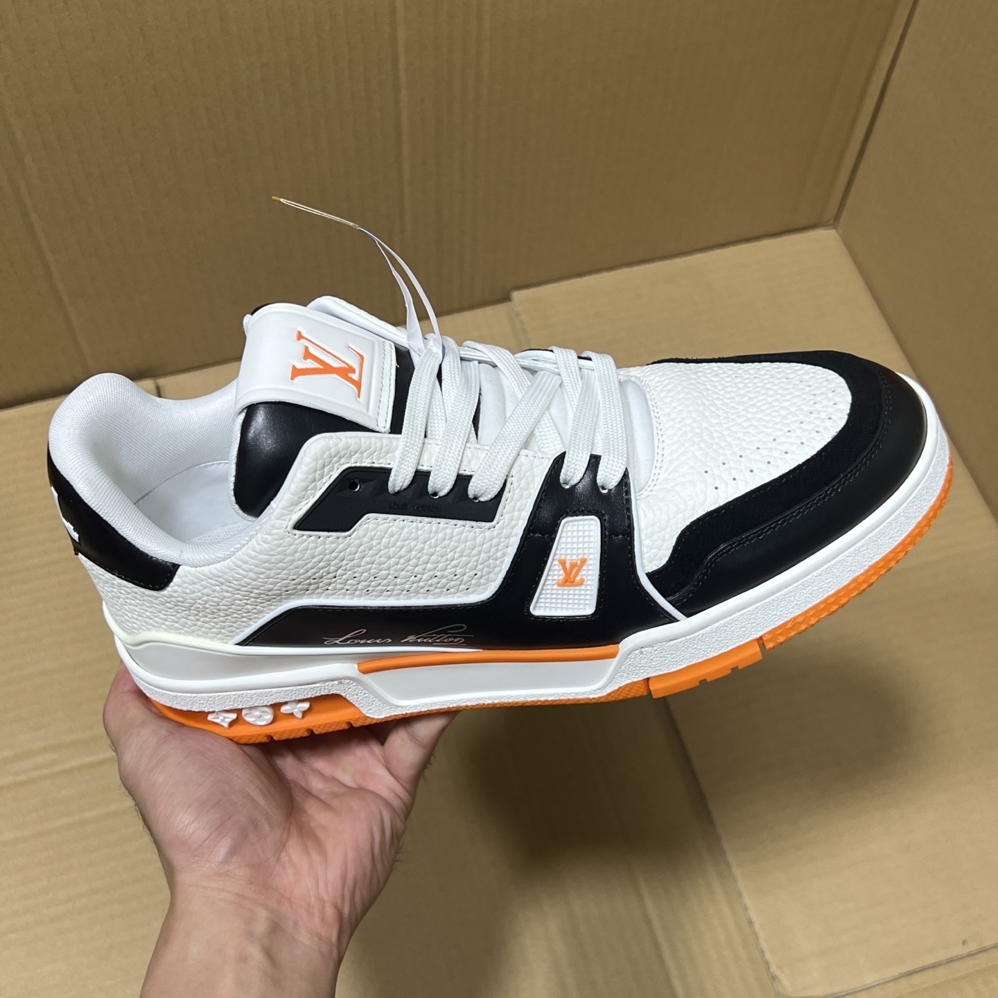 合集＃特价💰330  
BC原厂LV trainer福利套现！
尺码35-45，全码输出！
原外贸出口冲正特供订单！基本不流通市场的硬通货，原400+版本，长期福利套现！