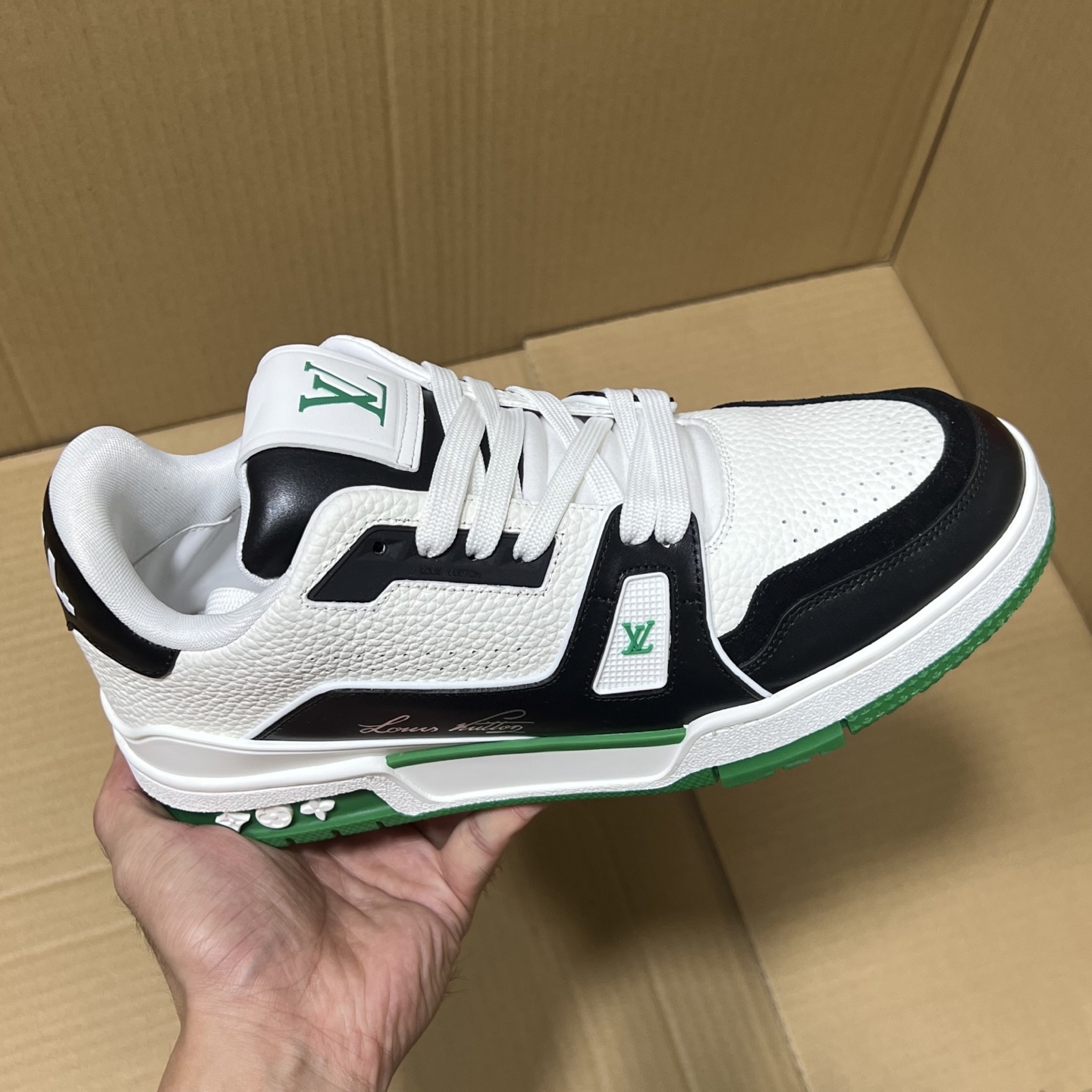 合集＃特价💰330  
BC原厂LV trainer福利套现！
尺码35-45，全码输出！
原外贸出口冲正特供订单！基本不流通市场的硬通货，原400+版本，长期福利套现！