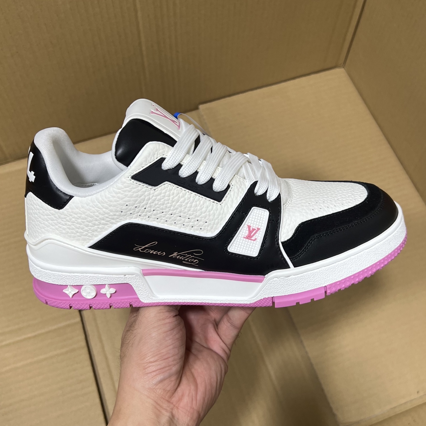 BC原厂LV trainer福利套现! 全码输出! 原外贸出口冲正特供订单!基本不流通市场的硬通货,原400+版本,长期福利套现!200+随意卖,秒杀市场各大3XX高端版本! 编码BC695873!