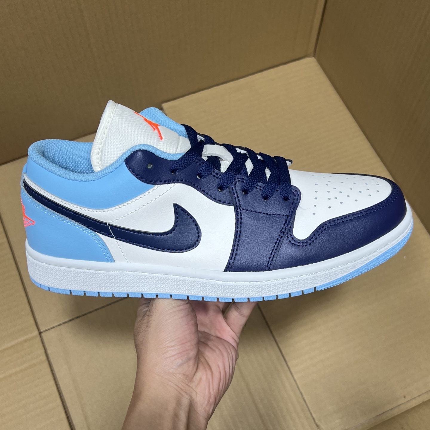 T1版AJ1低帮新配色！
尺码36-45全码出货！
冲量版本！细节做的相当到位！价格绝对亲民！行业性价比天花板产品！
编码AB324378YX