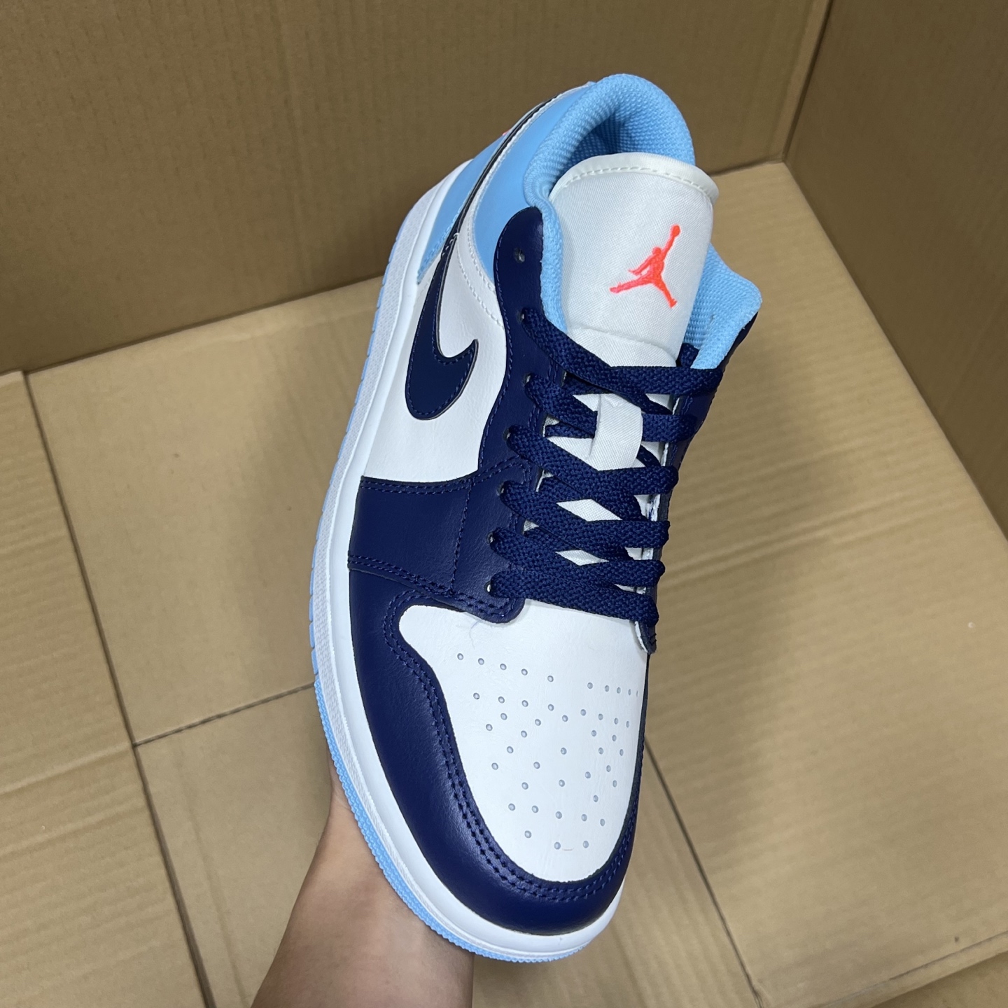 T1版AJ1低帮新配色！
尺码36-45全码出货！
冲量版本！细节做的相当到位！价格绝对亲民！行业性价比天花板产品！
编码AB324378YX