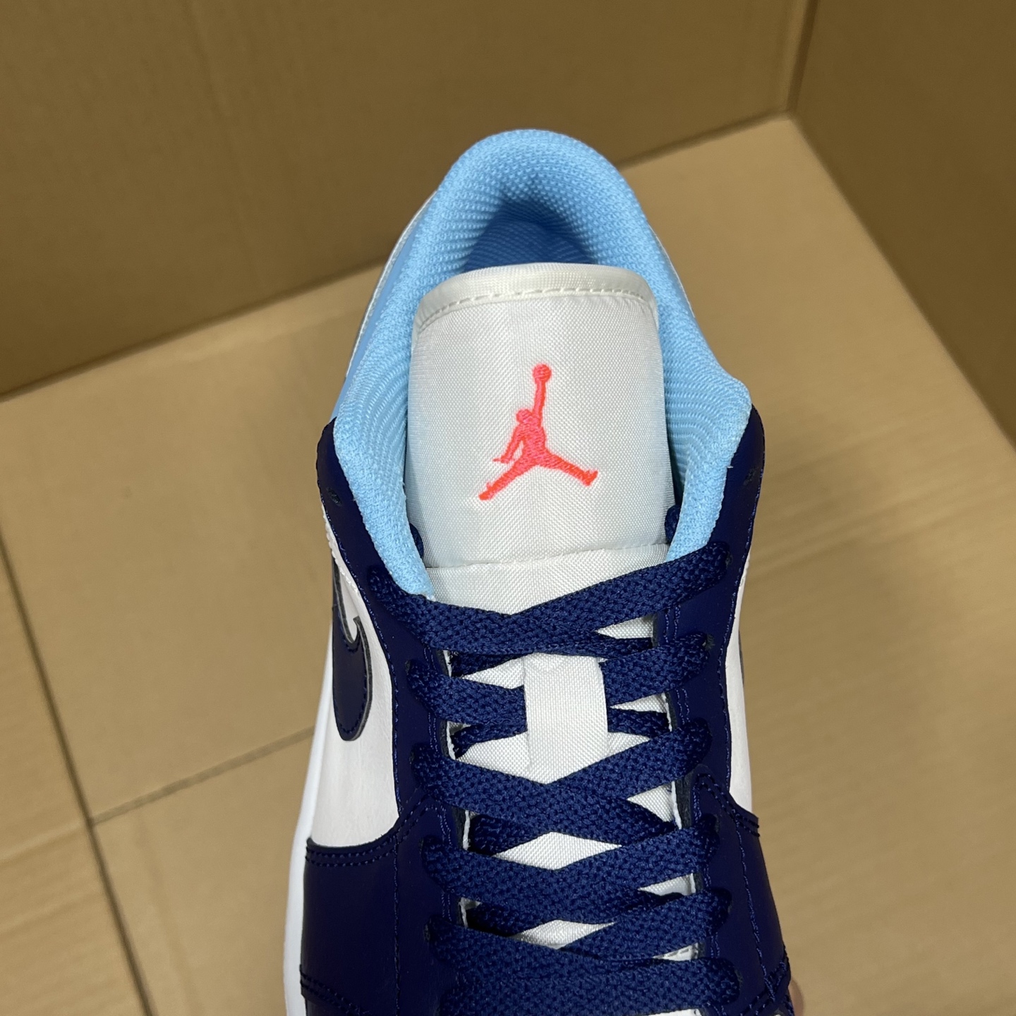 T1版AJ1低帮新配色！
尺码36-45全码出货！
冲量版本！细节做的相当到位！价格绝对亲民！行业性价比天花板产品！
编码AB324378YX