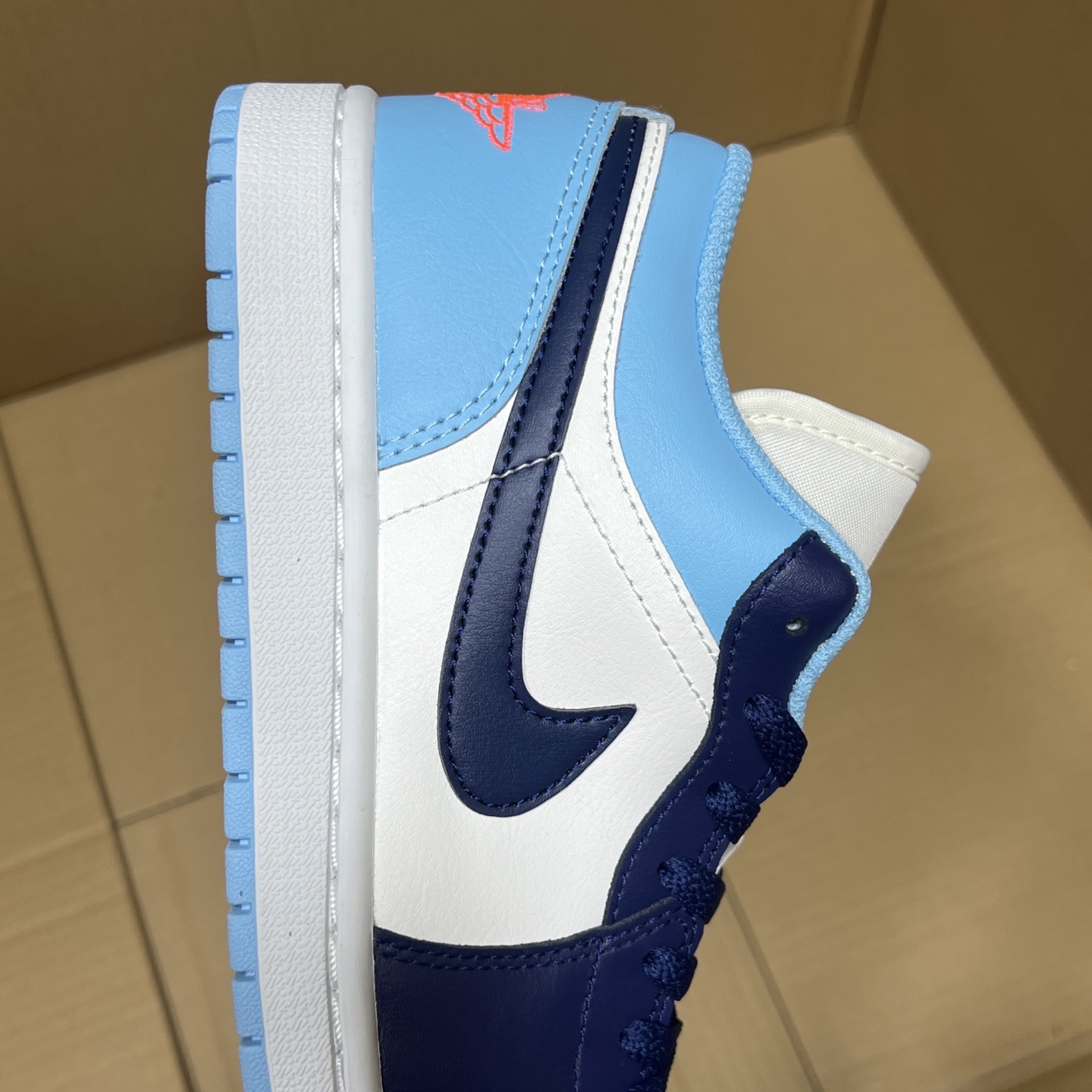 T1版AJ1低帮新配色！
尺码36-45全码出货！
冲量版本！细节做的相当到位！价格绝对亲民！行业性价比天花板产品！
编码AB324378YX