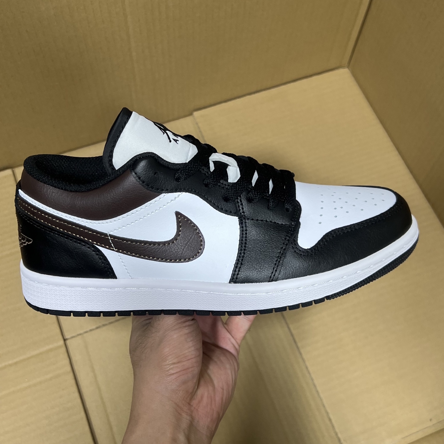 DT版AJ1低帮新配色。
市售最强底帮！天花板品质！
市面唯一正确版本 全鞋正品原材料 
尺码:35.5-46全码出货！
编码AB687656!