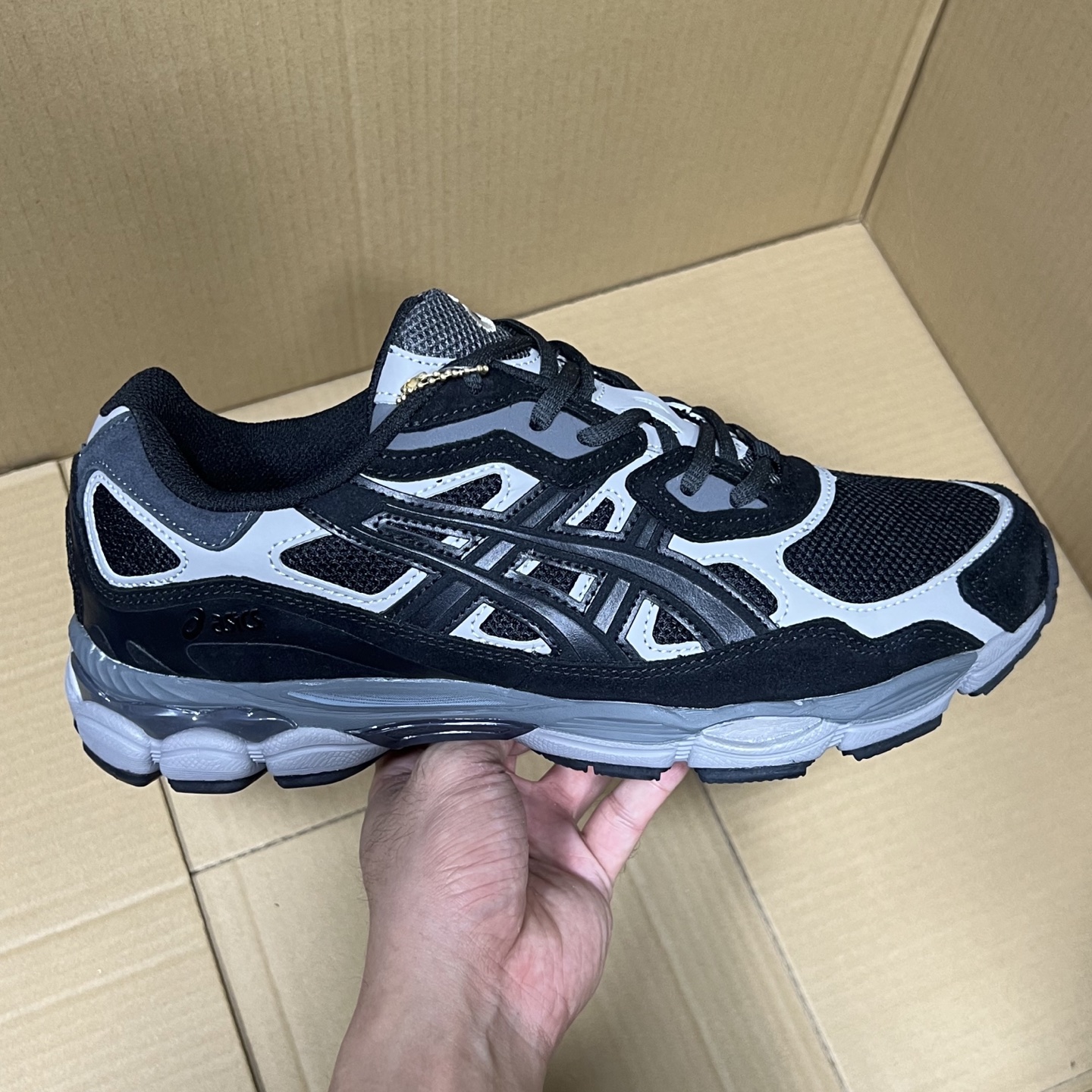 外贸版亚瑟士NYC系列!
尺码36-47,稳定出货!
外贸平台指定版本,全网唯一的高端产物!细节满满,区别市场通货版本!
编码AB325847!