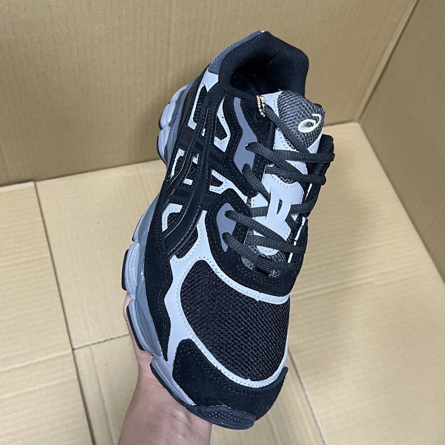 外贸版亚瑟士NYC系列!
尺码36-47,稳定出货!
外贸平台指定版本,全网唯一的高端产物!细节满满,区别市场通货版本!
编码AB325847!