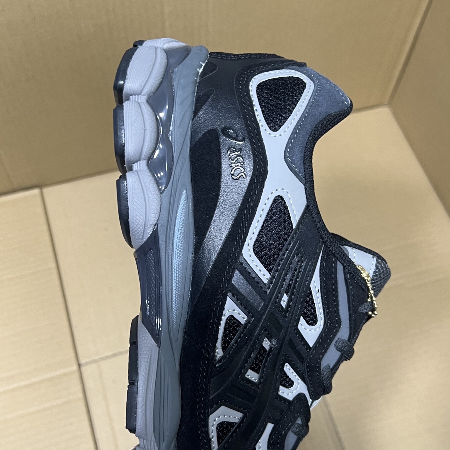 外贸版亚瑟士NYC系列!
尺码36-47,稳定出货!
外贸平台指定版本,全网唯一的高端产物!细节满满,区别市场通货版本!
编码AB325847!