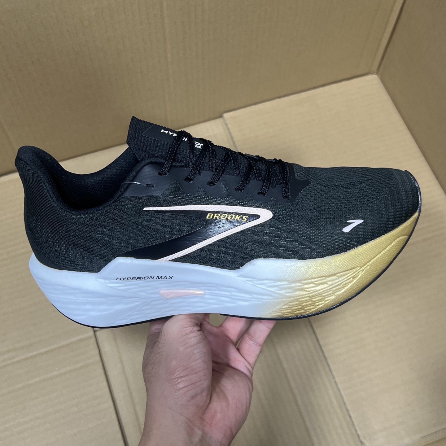 H版布鲁克斯烈风2代！
尺码36-46，稳定输出！
外贸平台指定版本，全网唯一的高端产物！细节满满，区别市场通货版本！欢迎外贸客户合作来谈！
编码AB245869！