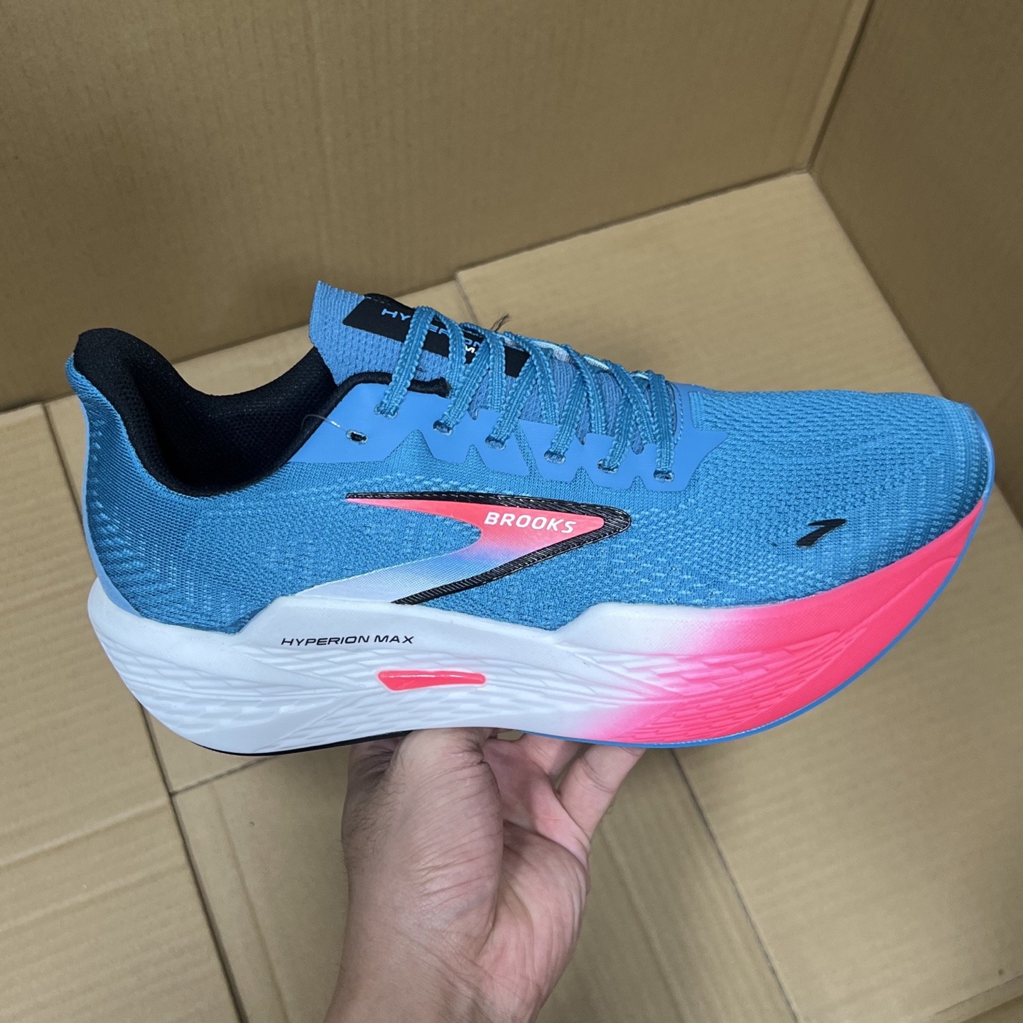 H版布鲁克斯烈风2代！
尺码36-46，稳定输出！
外贸平台指定版本，全网唯一的高端产物！细节满满，区别市场通货版本！欢迎外贸客户合作来谈！
编码AB245869！