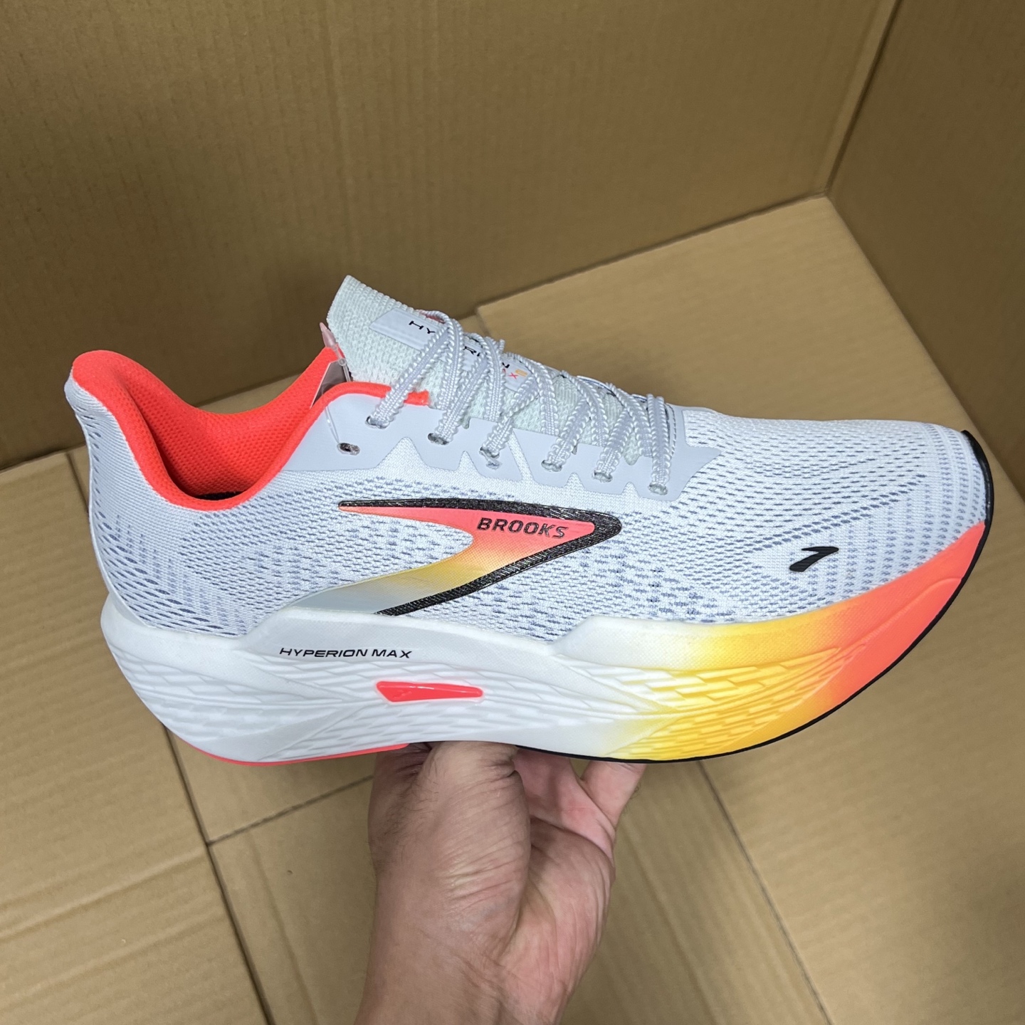 H版布鲁克斯烈风2代！
尺码36-46，稳定输出！
外贸平台指定版本，全网唯一的高端产物！细节满满，区别市场通货版本！欢迎外贸客户合作来谈！
编码AB245869！