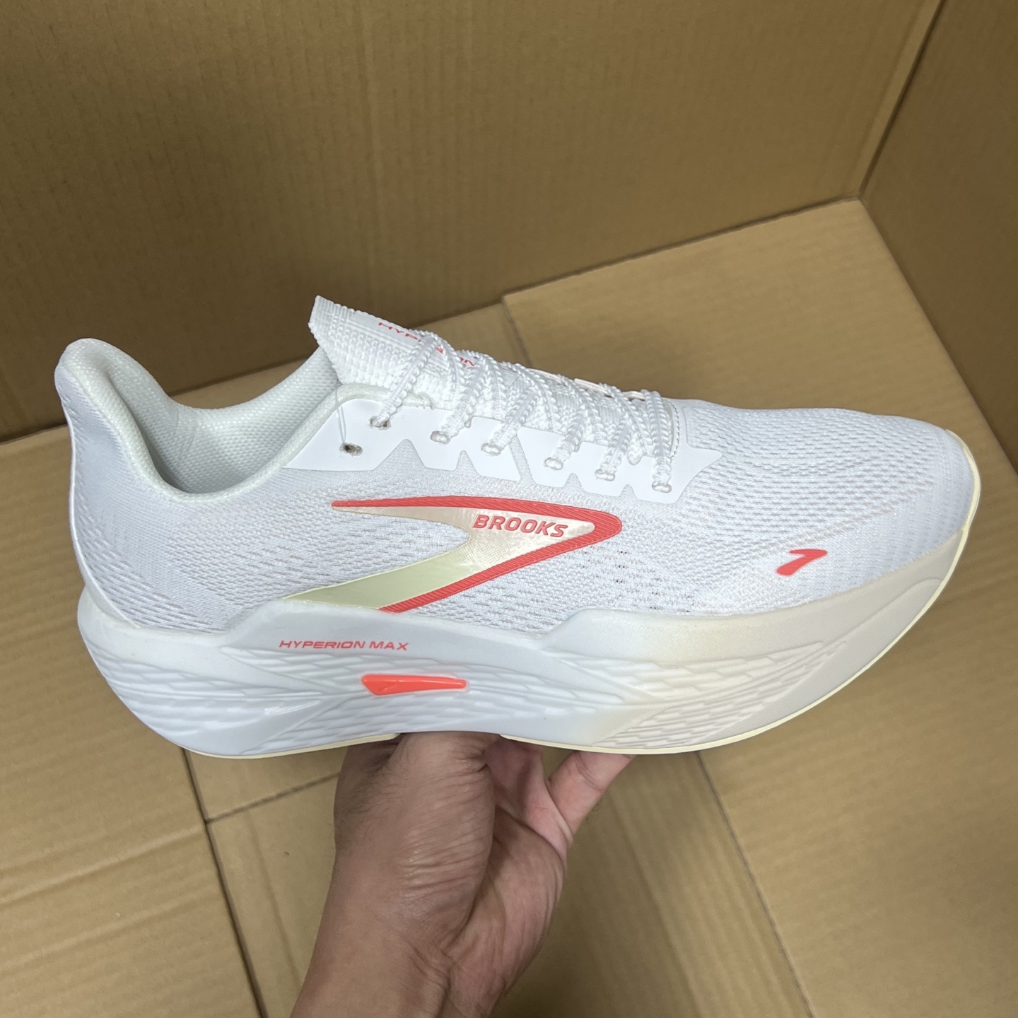 H版布鲁克斯烈风2代！
尺码36-46，稳定输出！
外贸平台指定版本，全网唯一的高端产物！细节满满，区别市场通货版本！欢迎外贸客户合作来谈！
编码AB245869！