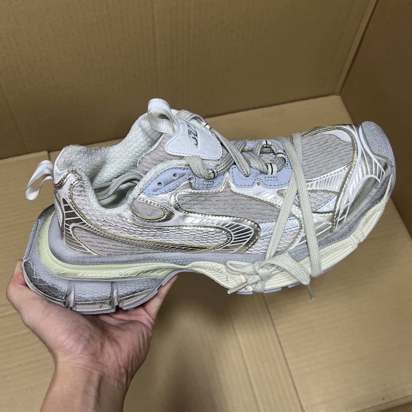 助力双十二活动! OG版巴黎世家3XL特价! OG出品! 品质价格原来如何就不多说!现在骨折特价!把握住这种难得特价机会!有合适的就赶紧下手吧! 编码BC325869!