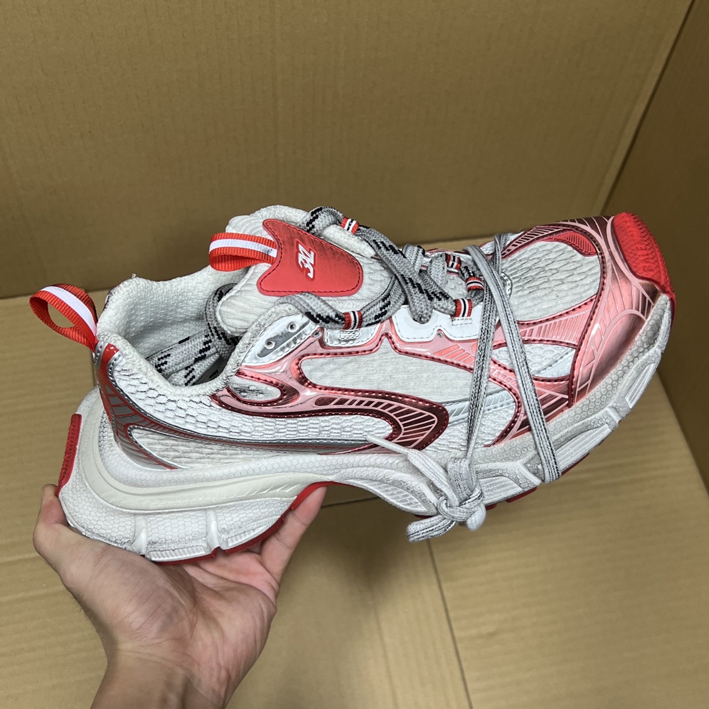 助力双十二活动! OG版巴黎世家3XL特价! OG出品! 品质价格原来如何就不多说!现在骨折特价!把握住这种难得特价机会!有合适的就赶紧下手吧! 编码BC325869!