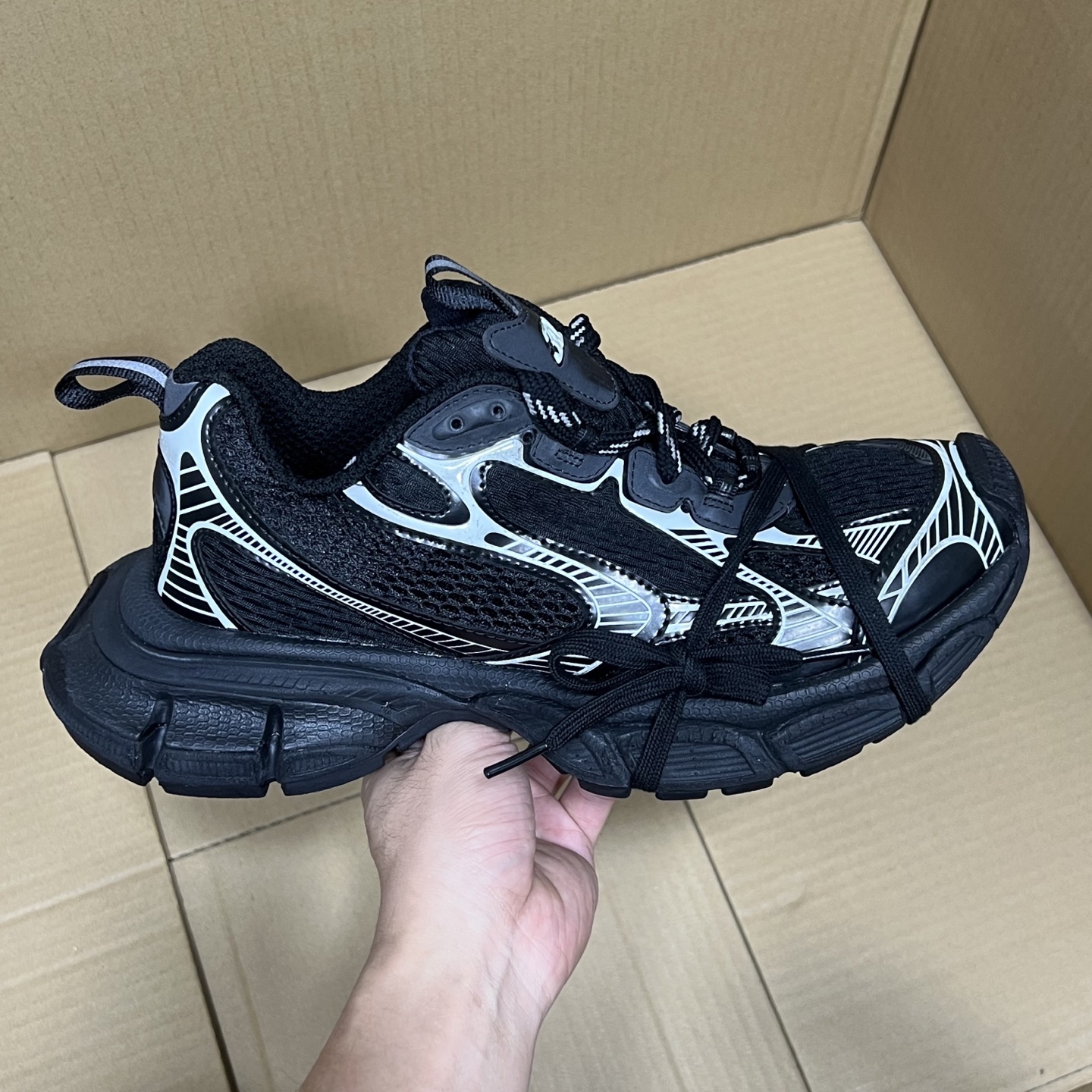 助力双十二活动! OG版巴黎世家3XL特价! OG出品! 品质价格原来如何就不多说!现在骨折特价!把握住这种难得特价机会!有合适的就赶紧下手吧! 编码BC325869!