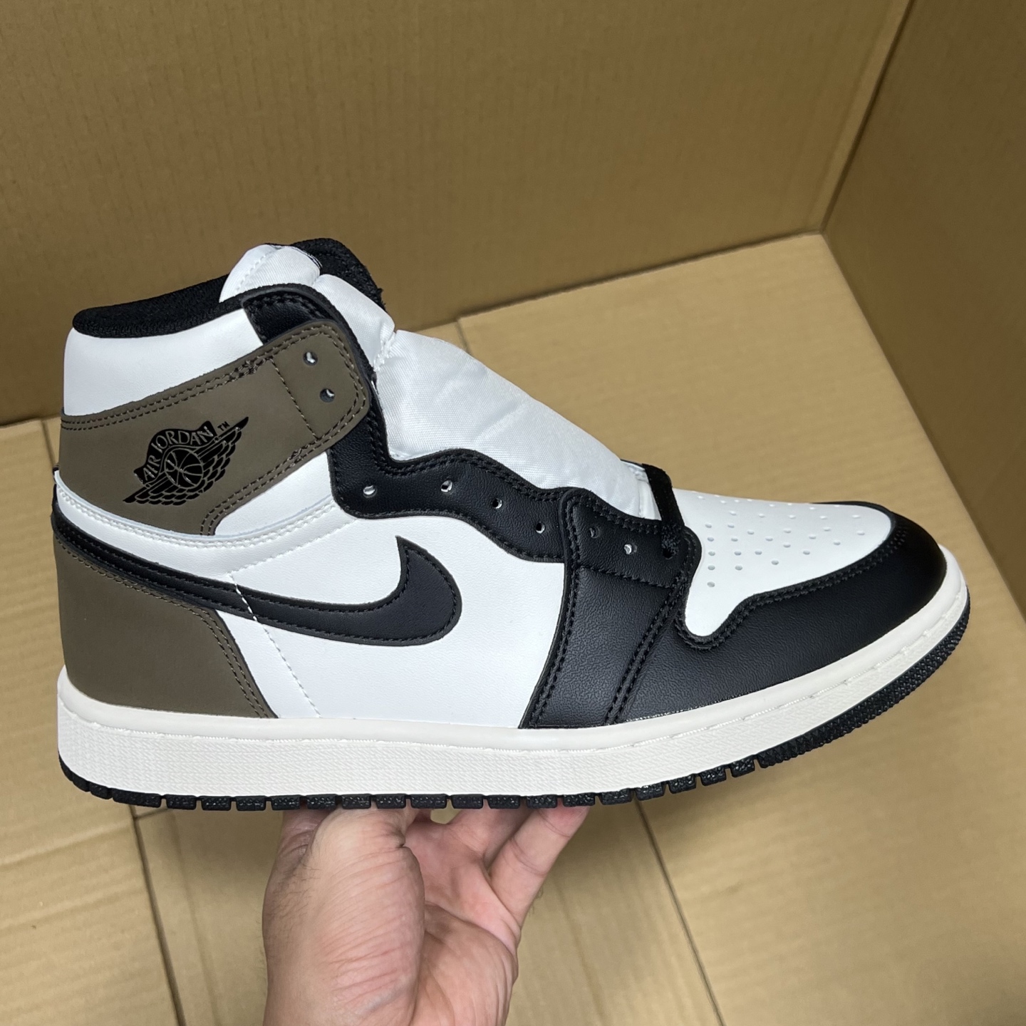 双十二福利开启！
get纯原AJ1高帮系列特价！
尺码40-47.5，全码输出！
get纯原福利！品质如图，实物所拍即所得！材料 版型 细节都是可圈可点！价格也是真的白菜价了，转图必卖！
编码AB605869！