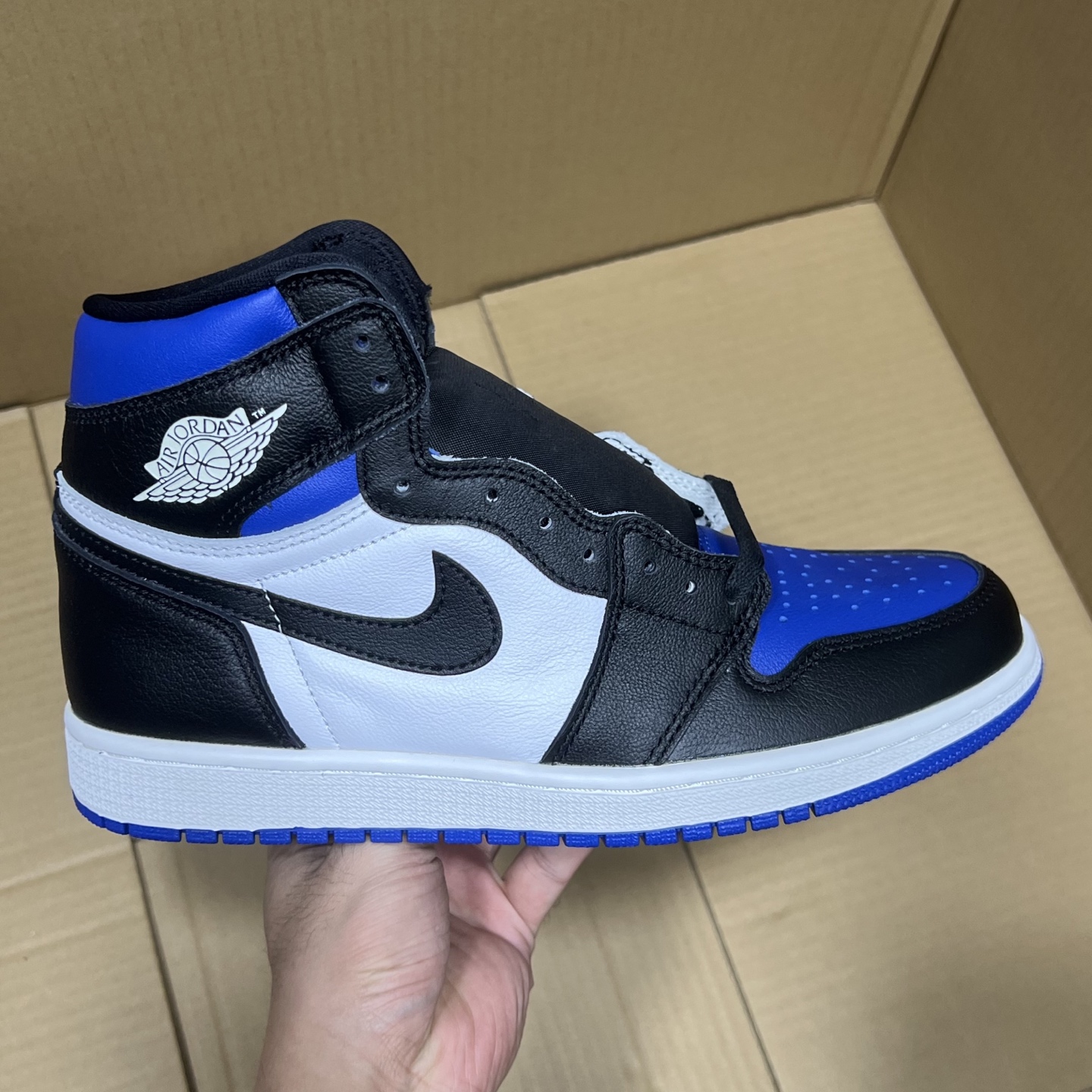 双十二福利开启！
get纯原AJ1高帮系列特价！
尺码40-47.5，全码输出！
get纯原福利！品质如图，实物所拍即所得！材料 版型 细节都是可圈可点！价格也是真的白菜价了，转图必卖！
编码AB605869！