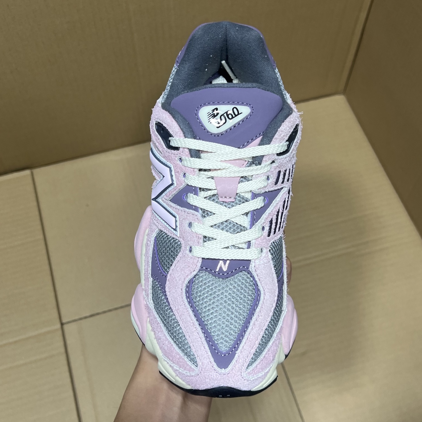 双十二福利开启！ 绿X版NB9060特价系列！ 尺码36-46，稳定输出！ 真正的纯原品质！卖过的都知道原来什么价格！品质 细节 做工也是无可挑剔！绝对的好货福利！ 编码AB325869