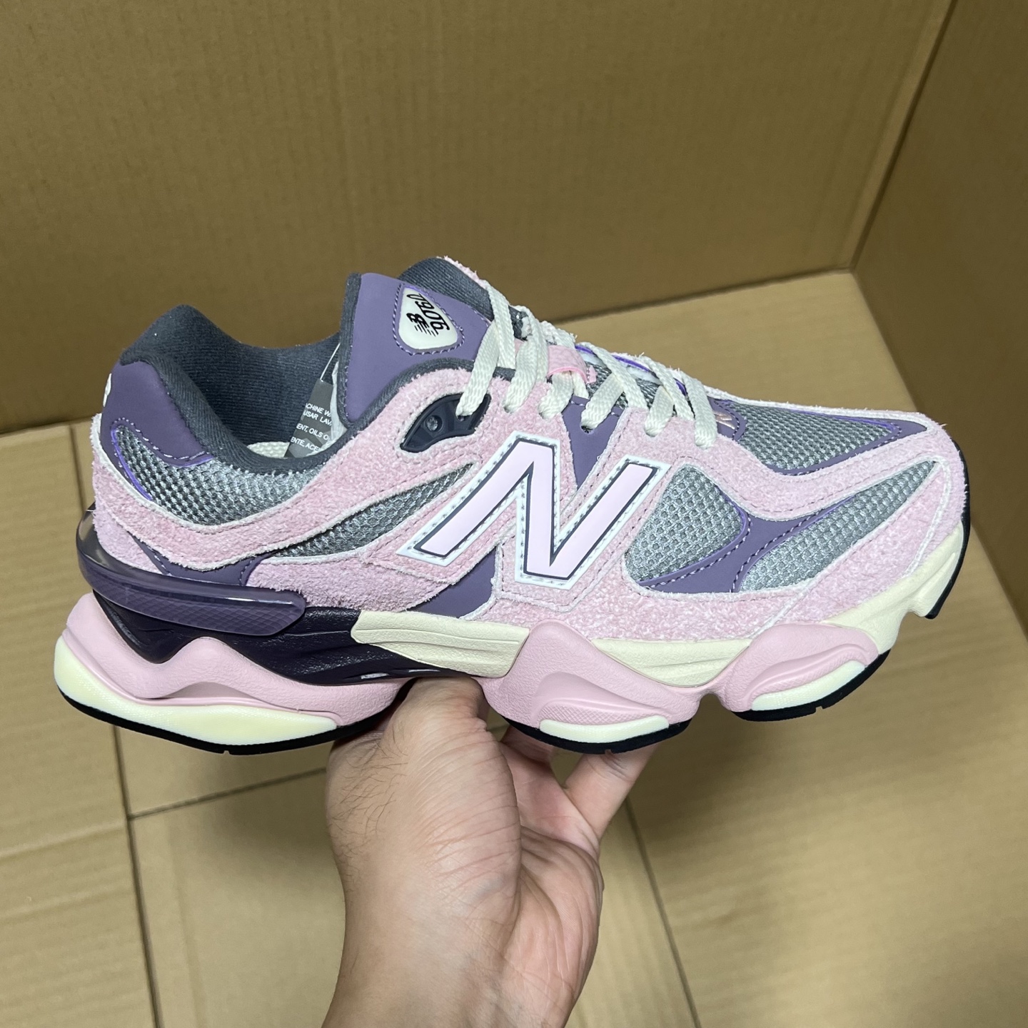 双十二福利开启！ 绿X版NB9060特价系列！ 尺码36-46，稳定输出！ 真正的纯原品质！卖过的都知道原来什么价格！品质 细节 做工也是无可挑剔！绝对的好货福利！ 编码AB325869