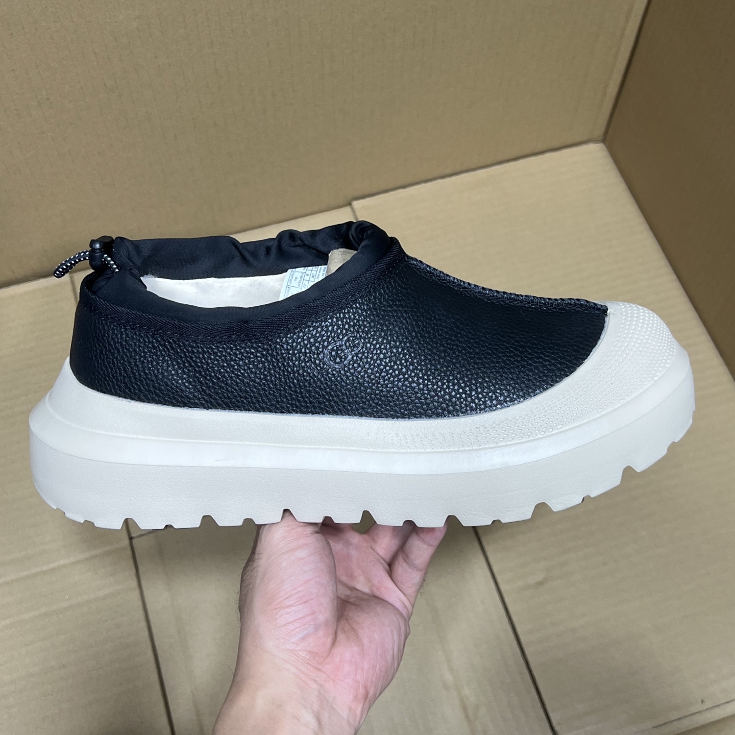 绿X版UGG系列! 全码输出! 独家UGG出货,平台充正版本!品质如图所示,羊皮毛一体!材料 细节 也是数一数二的存在!售前 售后 也不是其它工厂可比,各位放心冲!